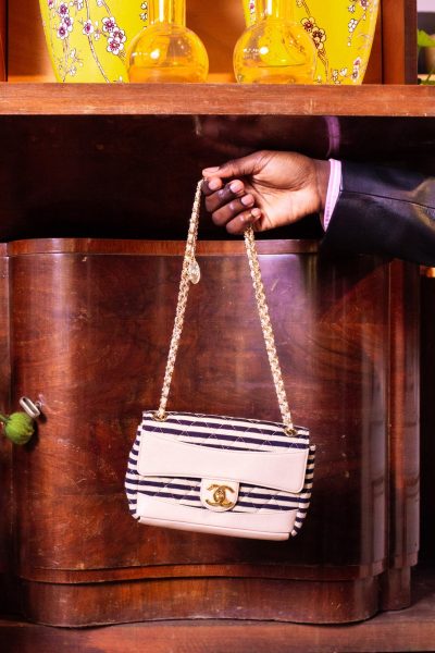 Chanel Schultertasche mit Streifenmuster in Beige und Schwarz