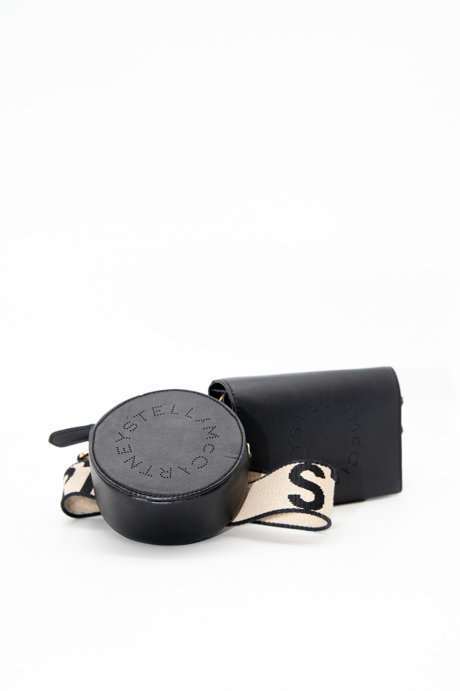 Thumbnail of http://Stella%20McCartney%20kleine%20Umhängetasche%20in%20Schwarz