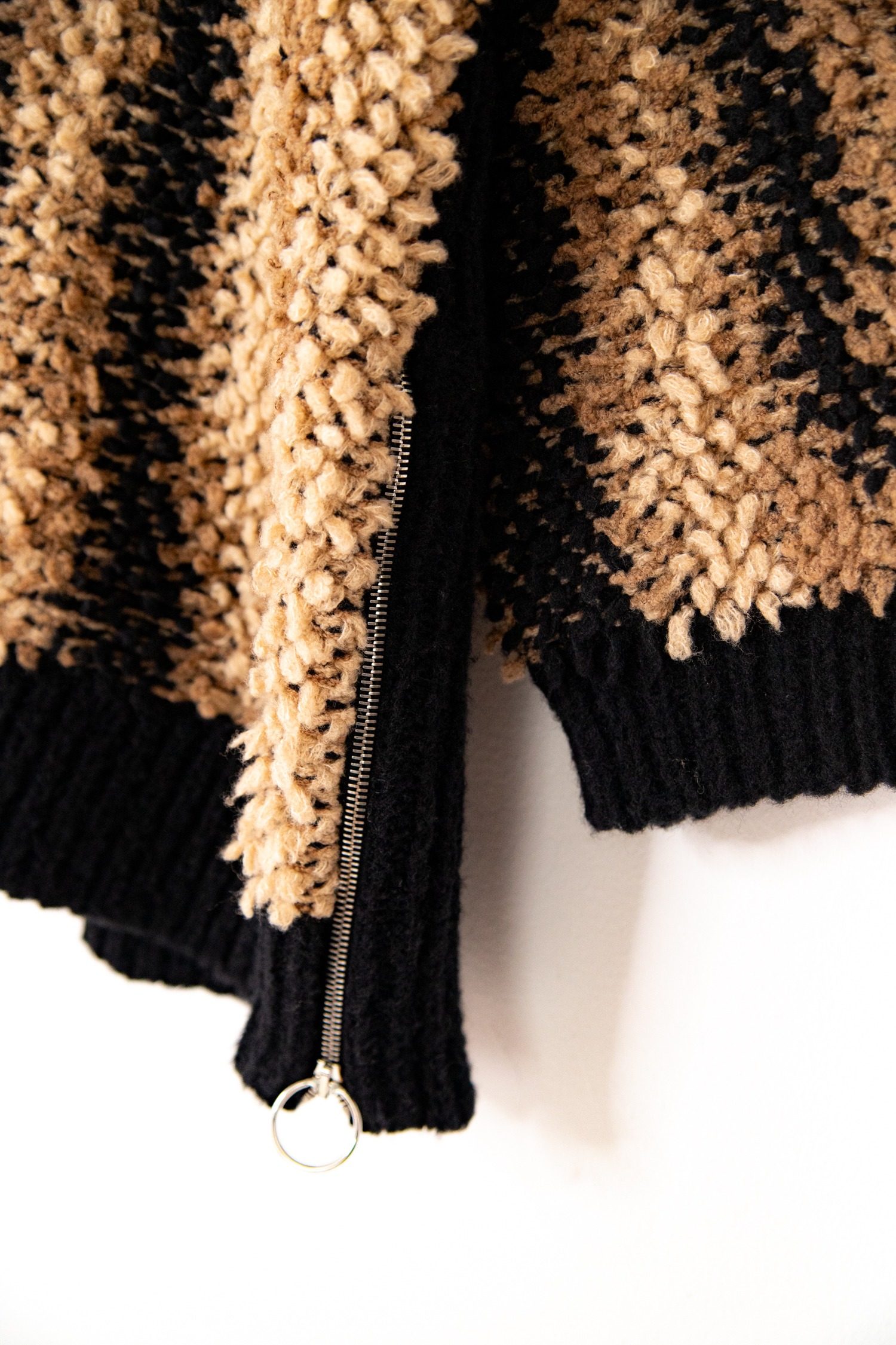 Thumbnail of http://Stella%20McCartney%20Strickjacke%20mit%20Struktur%20in%20Schwarz%20und%20Hellbraun