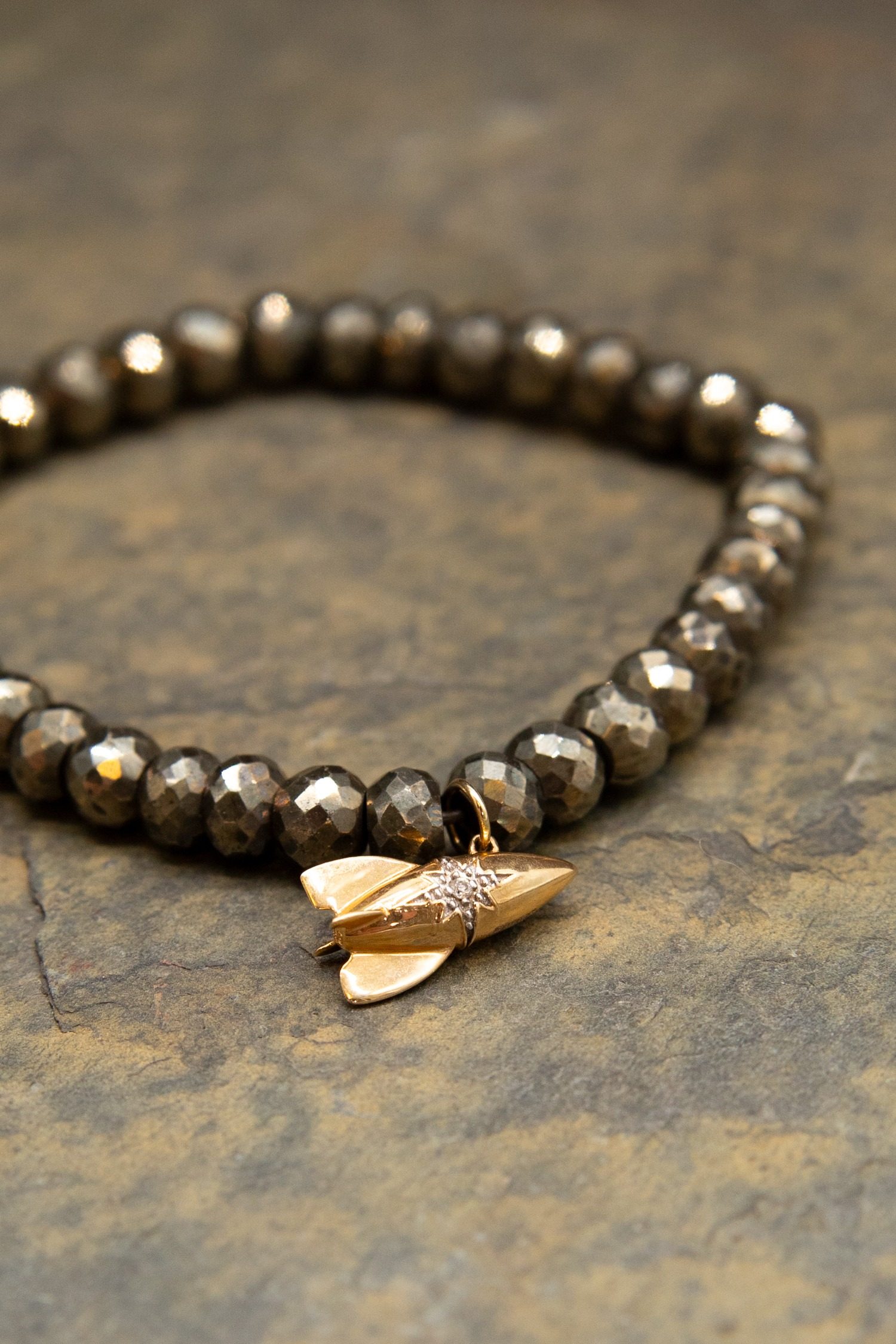 Thumbnail of http://Sydney%20Evan%20Armband%20in%20Oliv%20mit%20Rakete%20in%20Gold