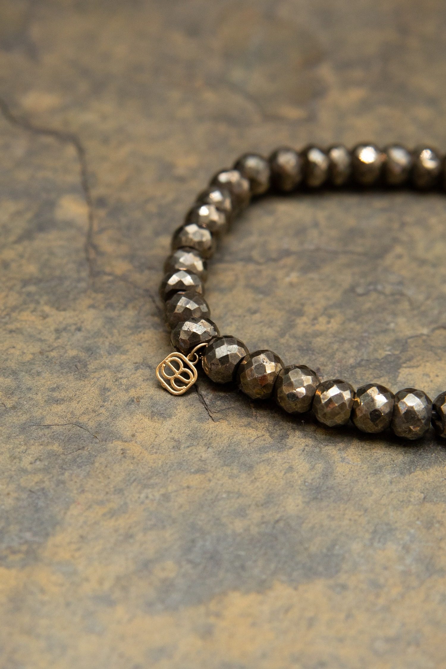 Thumbnail of http://Sydney%20Evan%20Armband%20in%20Oliv%20mit%20Rakete%20in%20Gold