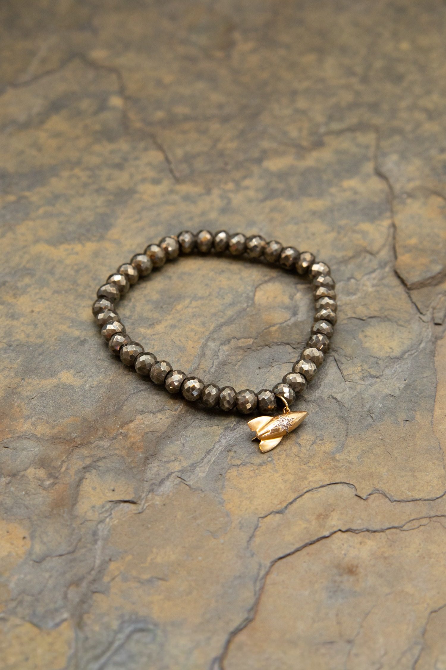 Thumbnail of http://Sydney%20Evan%20Armband%20in%20Oliv%20mit%20Rakete%20in%20Gold