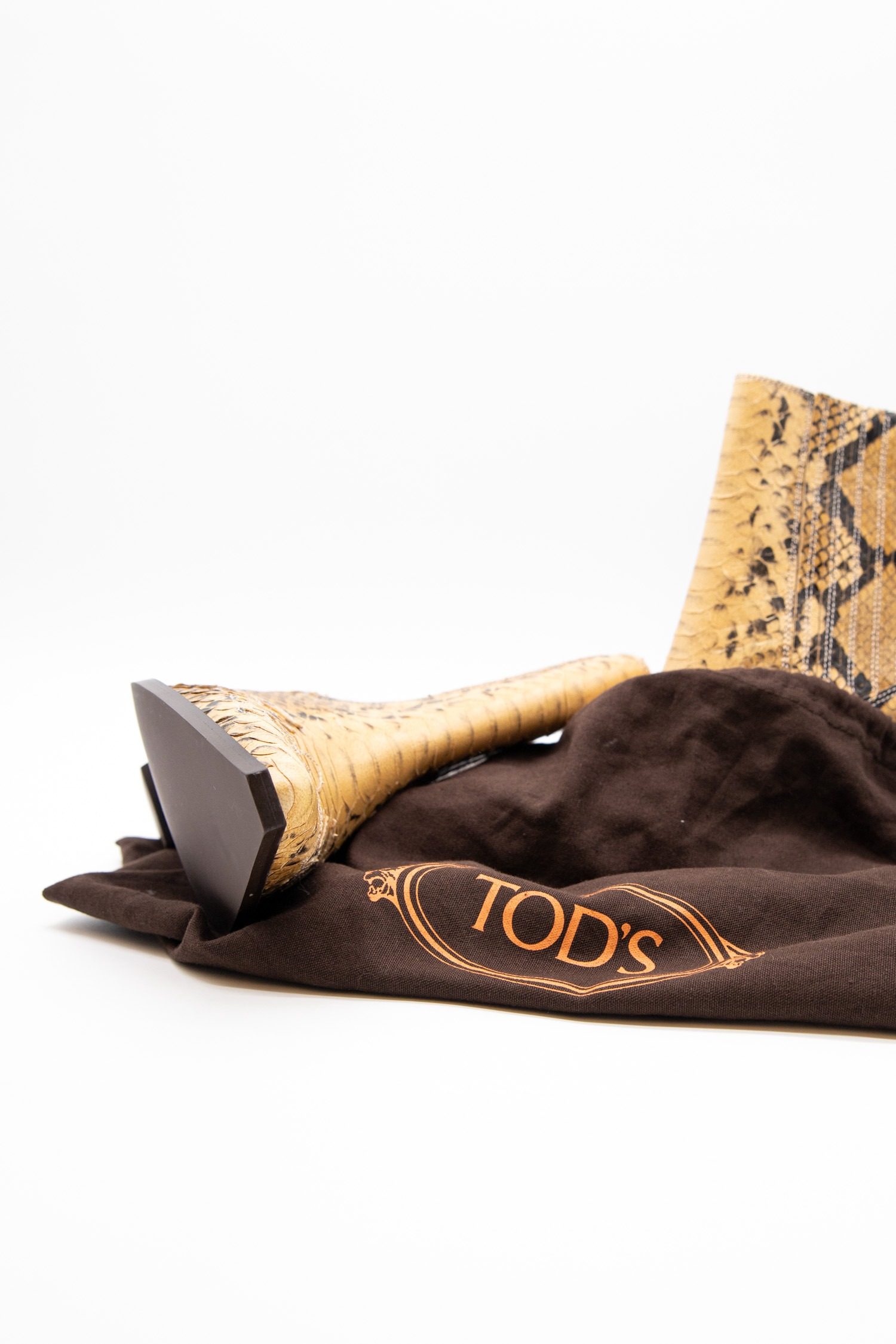 Thumbnail of http://Toral%20Stiefelette%20im%20Schlangen-Print%20in%20Vanille