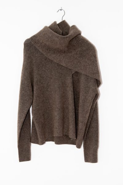 Totême "Draped Scarf Knit" Pullover mit Schal in Braun