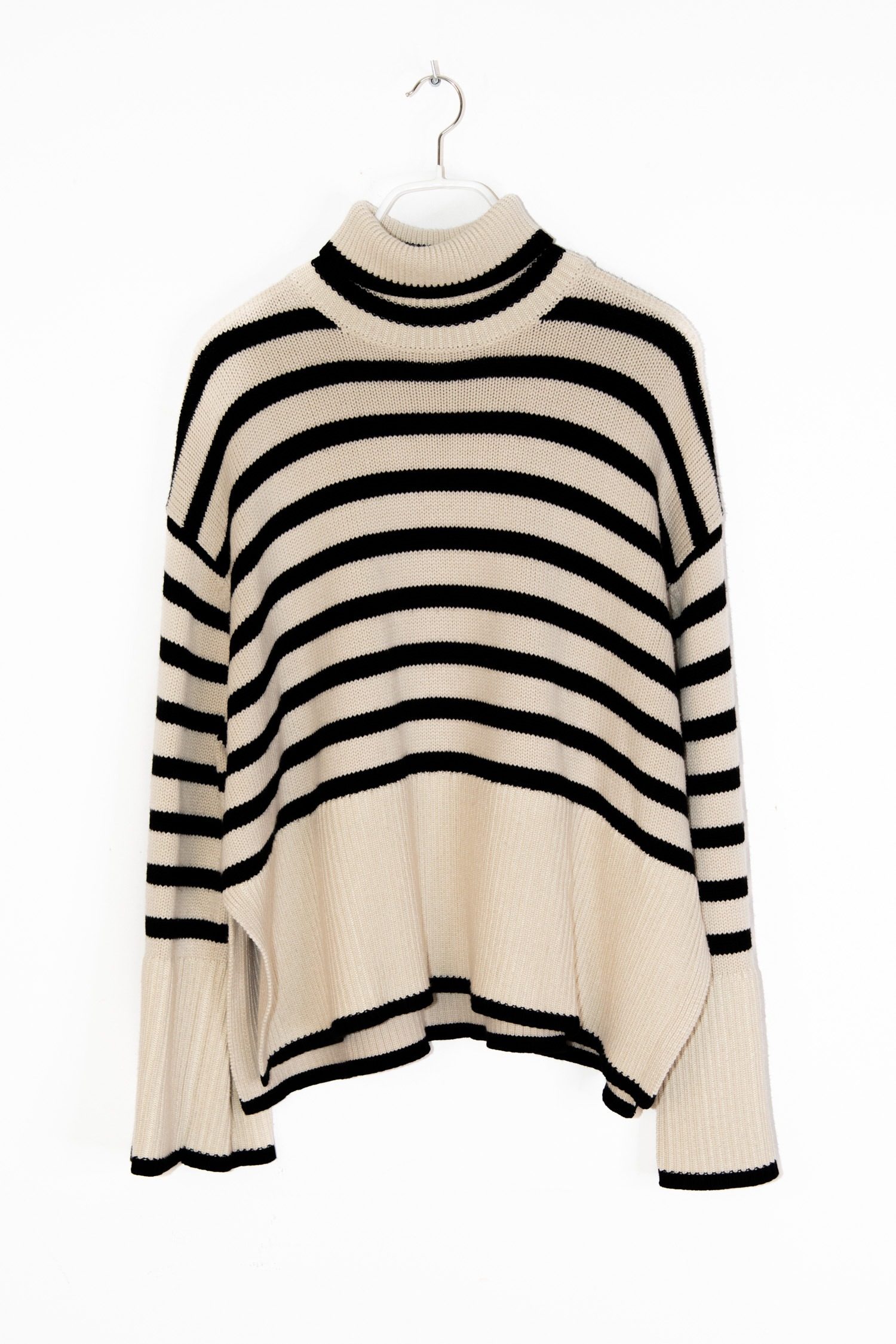 Thumbnail of http://Toteme%20Gestreifter%20Rollkragenpullover%20in%20Ecru%20und%20Schwarz