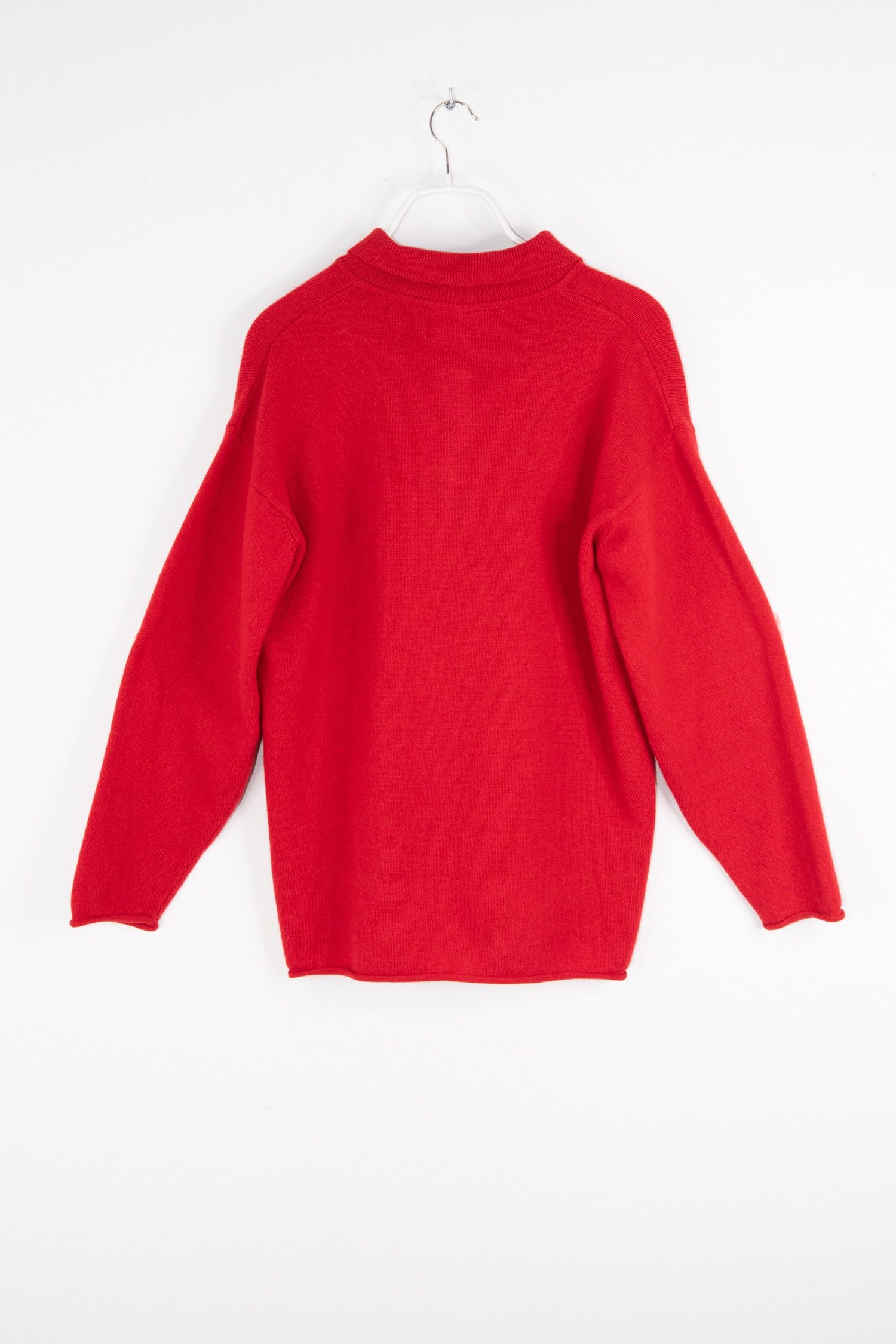 Thumbnail of http://Uzwei%20Pullover%20mit%20Polokragen%20in%20Rot