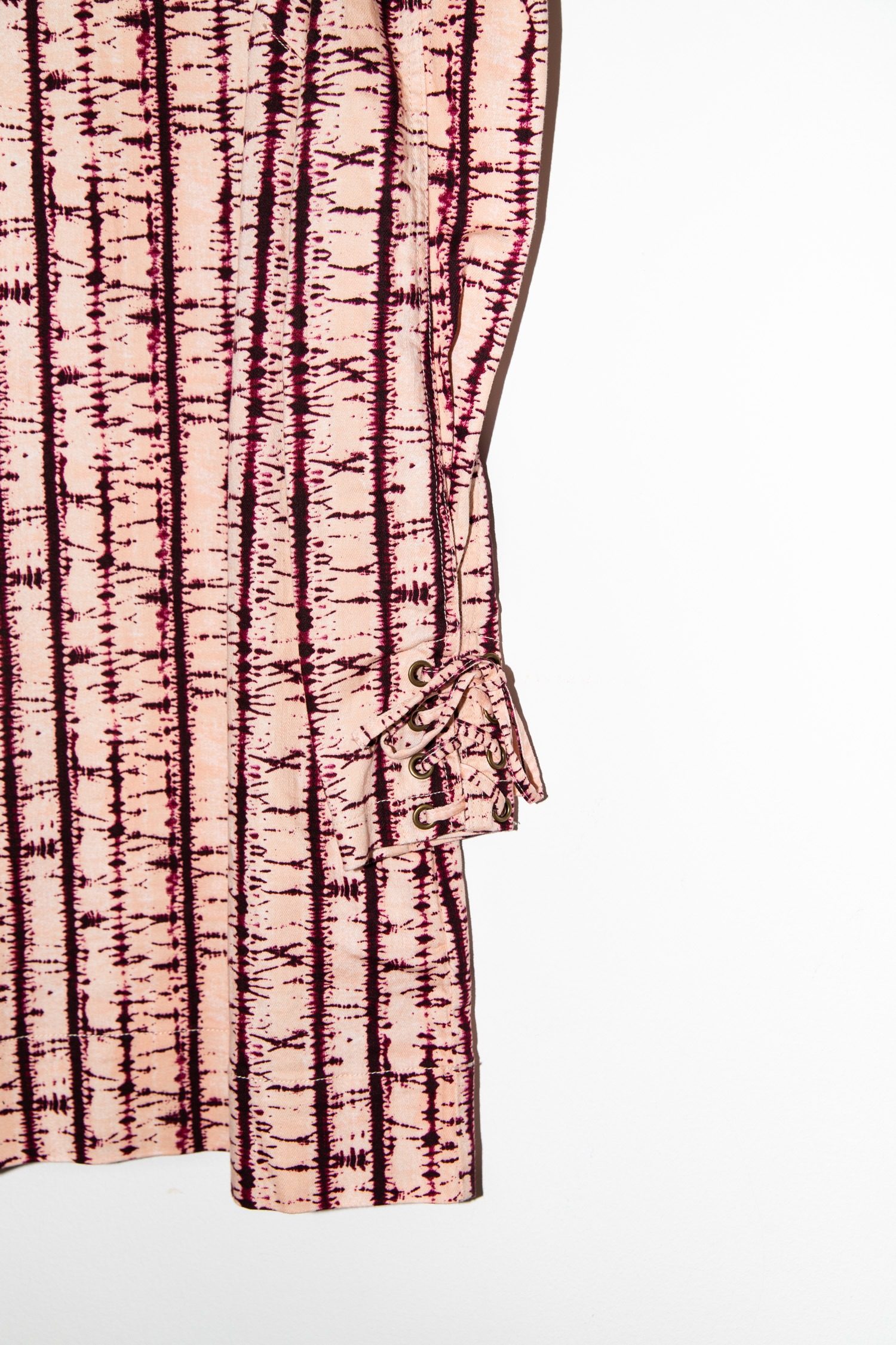 Thumbnail of http://Ulla%20Johnson%20Manon%20Kleid%20mit%20Batikmuster%20in%20Lachsfarben