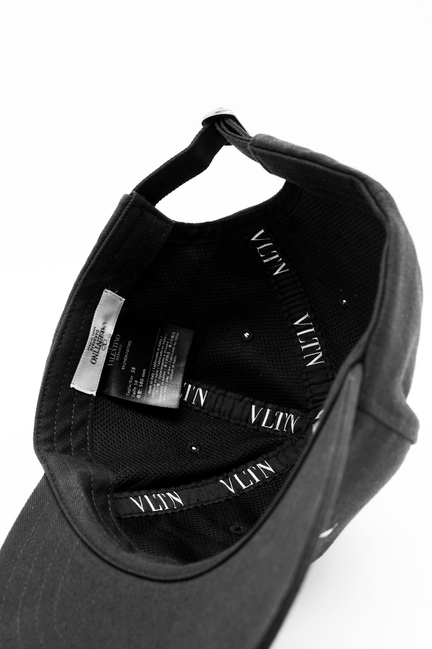 Thumbnail of http://Valentino%20Baseballkappe%20in%20Dunkelblau%20und%20Weiß