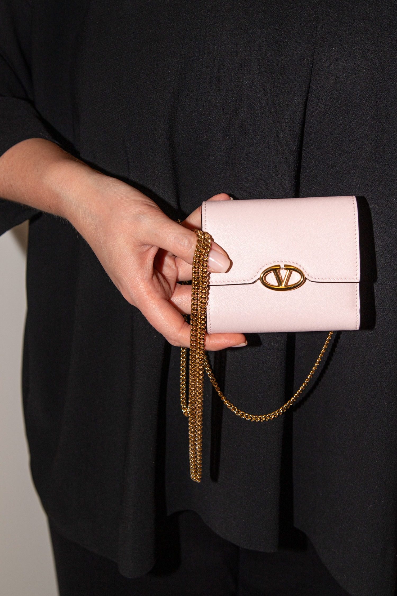 Thumbnail of http://Valentino%20Vlogo%20Signature%20Portemonnaie%20mit%20Kette%20in%20Rosa