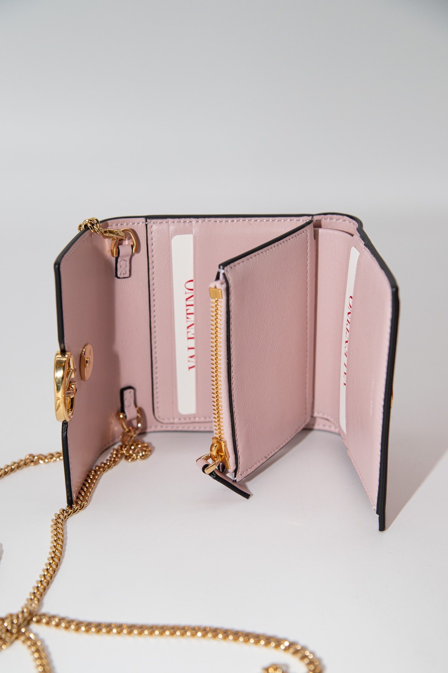 Thumbnail of http://Valentino%20Vlogo%20Signature%20Portemonnaie%20mit%20Kette%20in%20Rosa