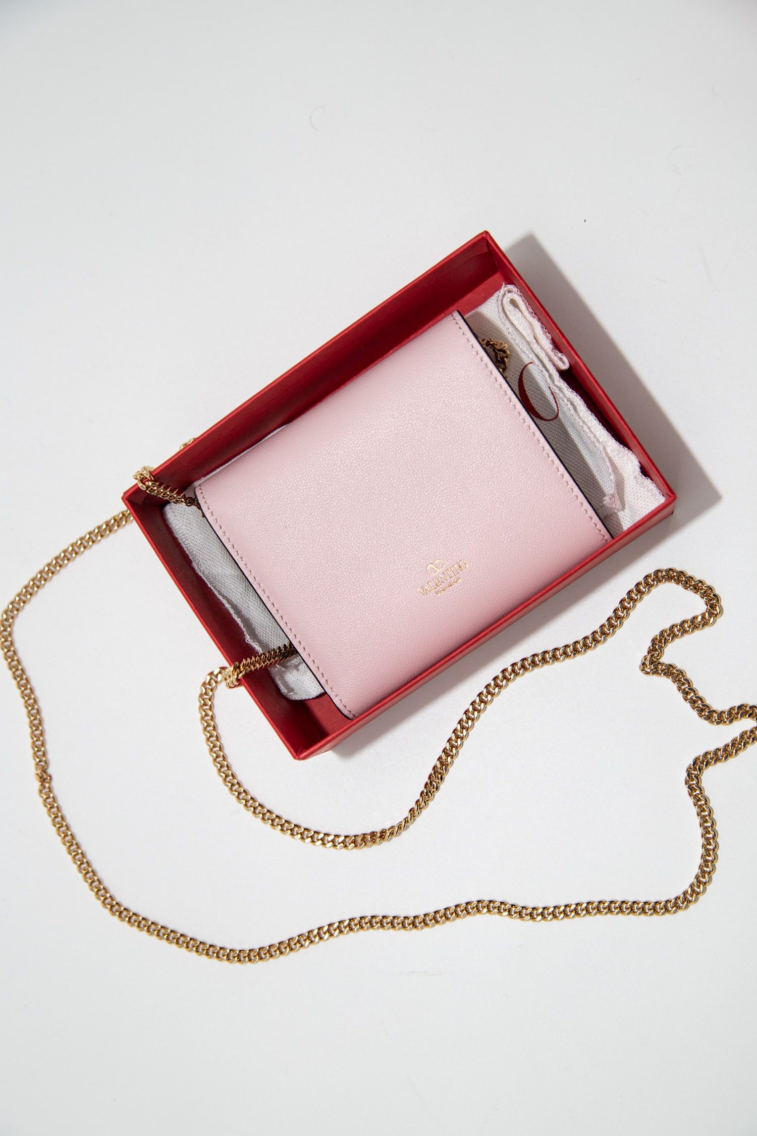 Thumbnail of http://Valentino%20Vlogo%20Signature%20Portemonnaie%20mit%20Kette%20in%20Rosa