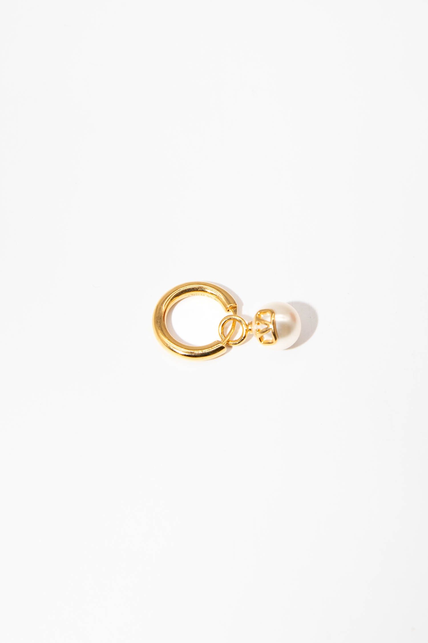 Thumbnail of http://Valentino%20Ohrring%20mit%20Perlenanhänger%20in%20Gold