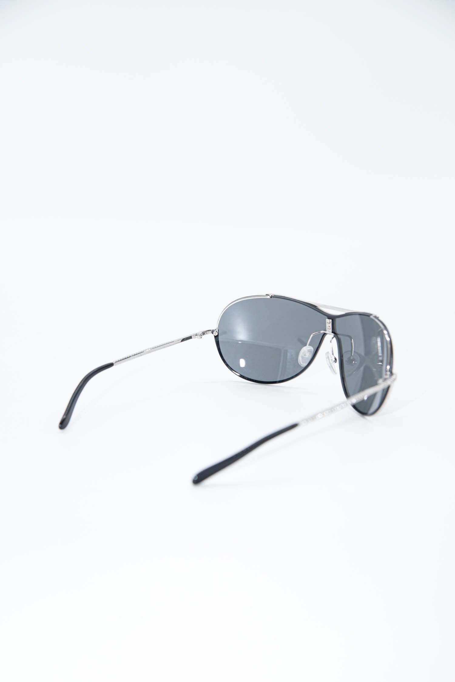 Thumbnail of http://Valentino%20Sonnenbrille%20mit%20Glitzersteinen%20in%20Schwarz%20und%20Silber