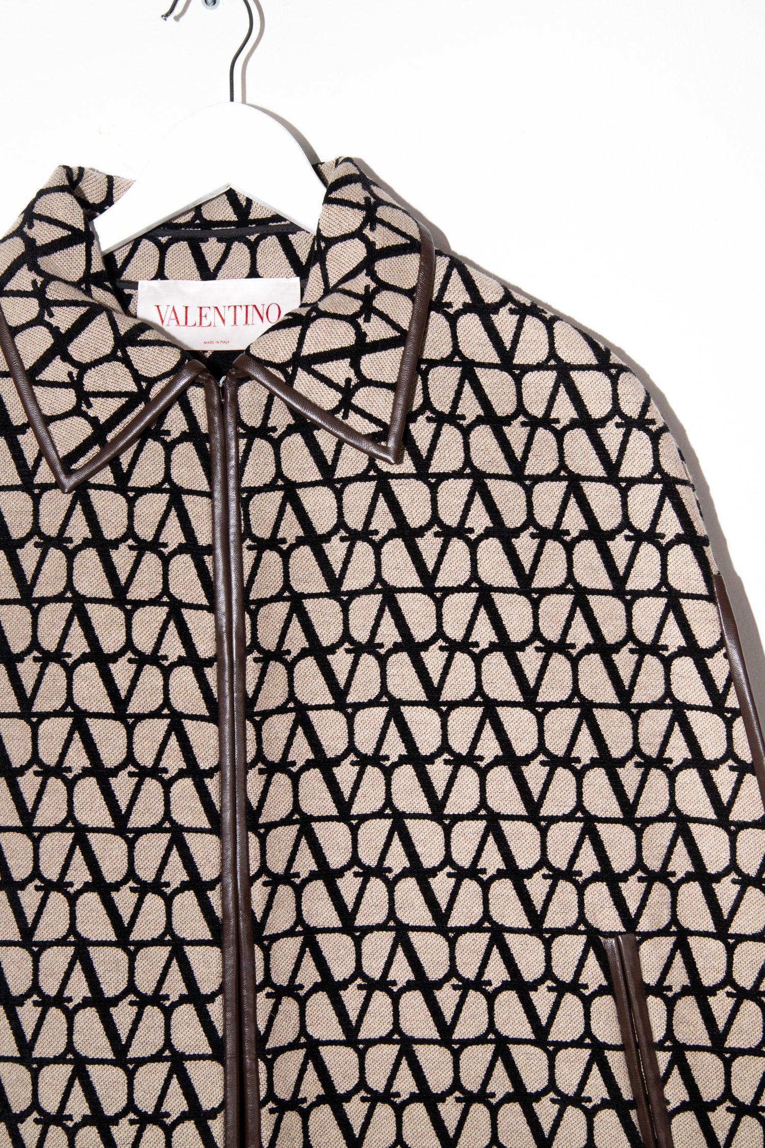 Thumbnail of http://Valentino%20Monogramm%20Cape%20in%20Beige,%20Schwarz%20und%20Dunkelbraun