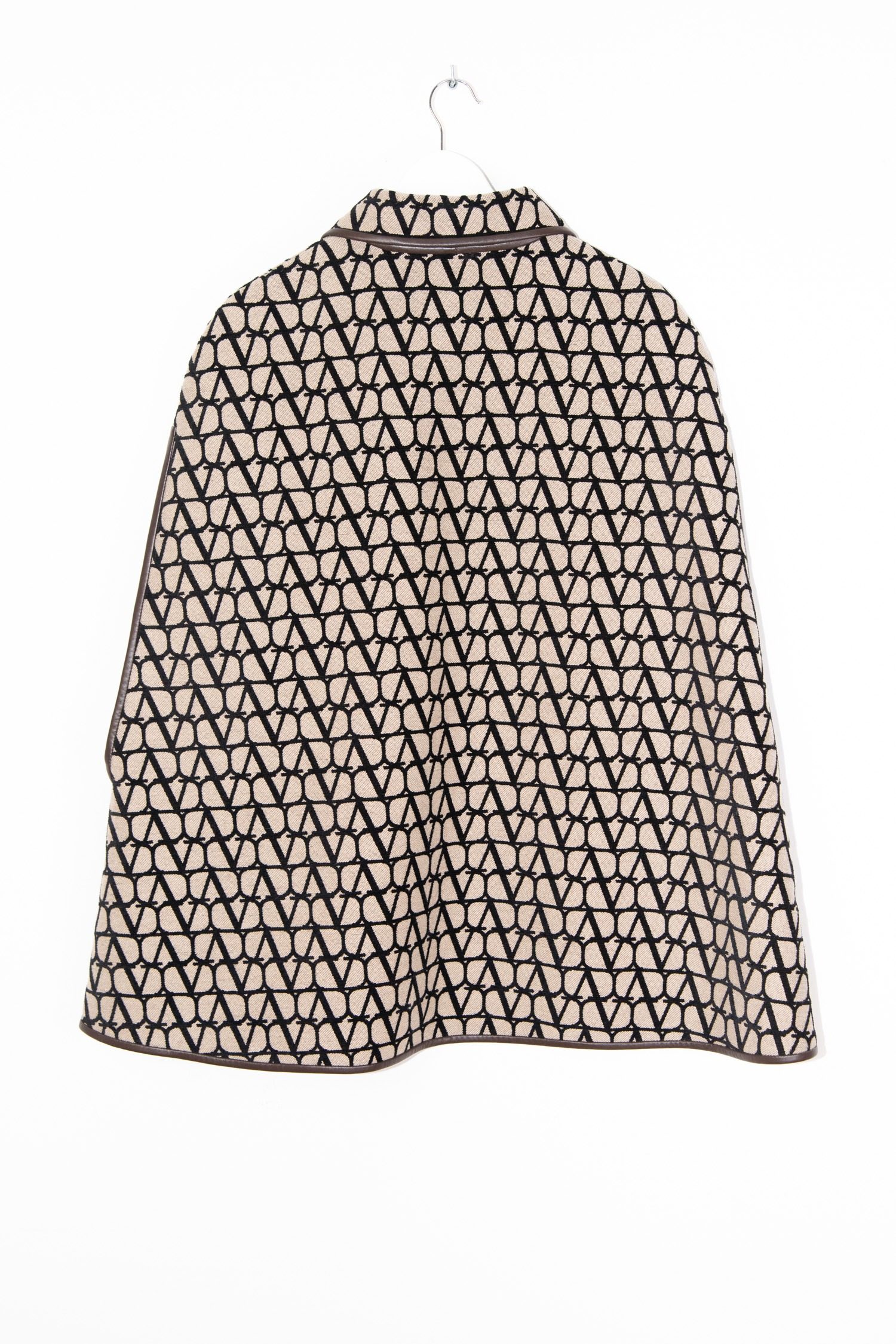 Thumbnail of http://Valentino%20Monogramm%20Cape%20in%20Beige,%20Schwarz%20und%20Dunkelbraun