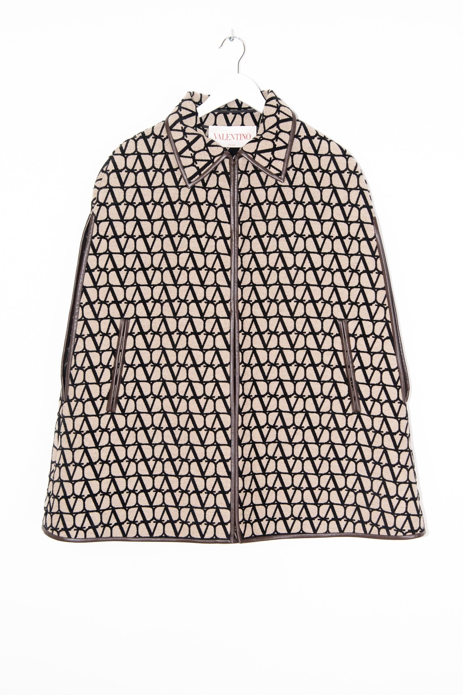 Thumbnail of http://Valentino%20Monogramm%20Cape%20in%20Beige,%20Schwarz%20und%20Dunkelbraun