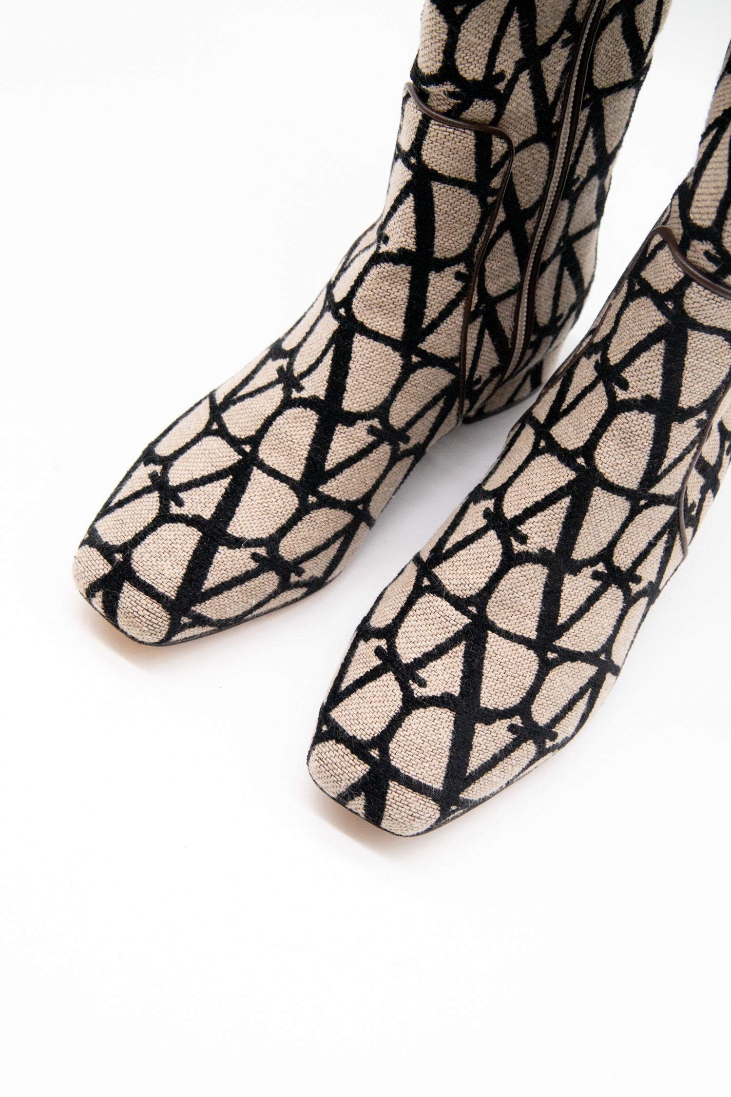 Thumbnail of http://Valentino%20Monogramm%20Stiefel%20in%20Beige%20und%20Schwarz