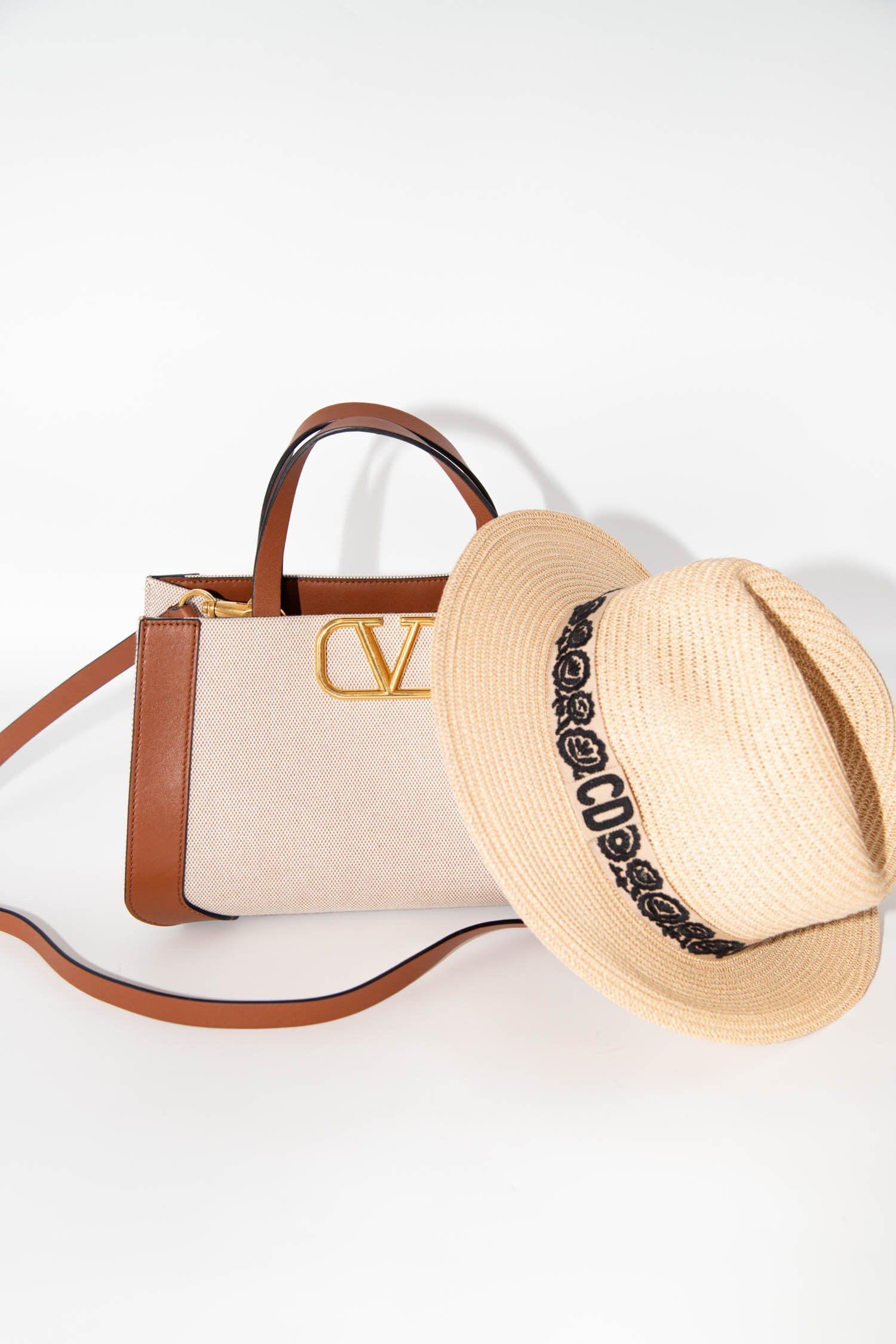 Thumbnail of http://Valentino%20Canvas-Umhängetasche%20in%20Beige%20und%20Camel