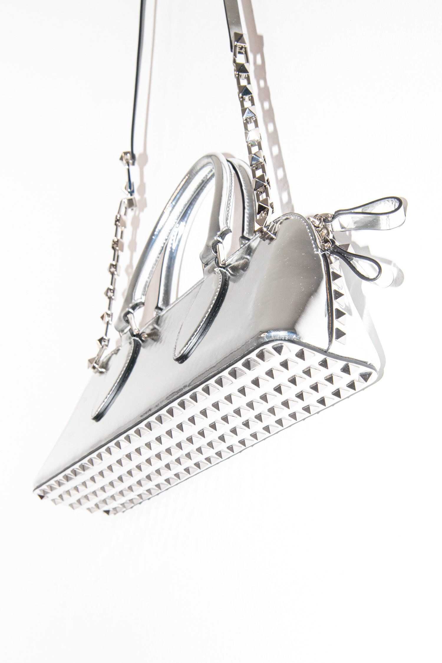 Thumbnail of http://Valentino%20Rockstud%20Handtasche%20mit%20Nieten%20in%20Silber