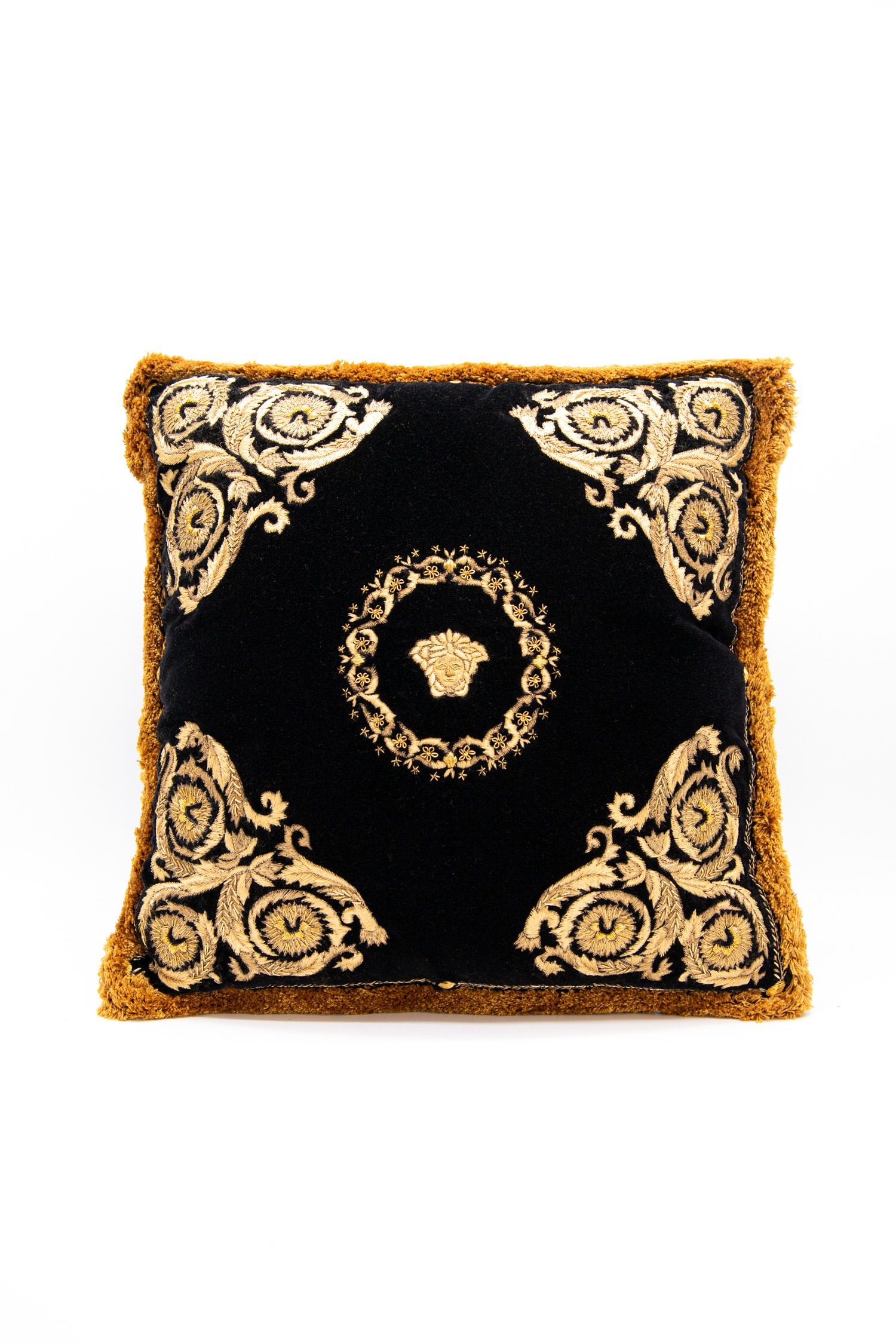 Thumbnail of http://Versace%20Cushion%20Dekokissen%20in%20Schwarz%20und%20Gold