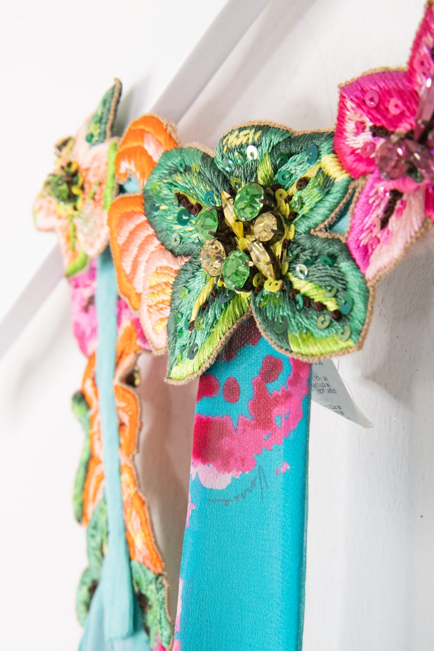 Thumbnail of http://Versace%20Kleid%20mit%20Blumen-Print%20in%20Türkis%20und%20Bunt