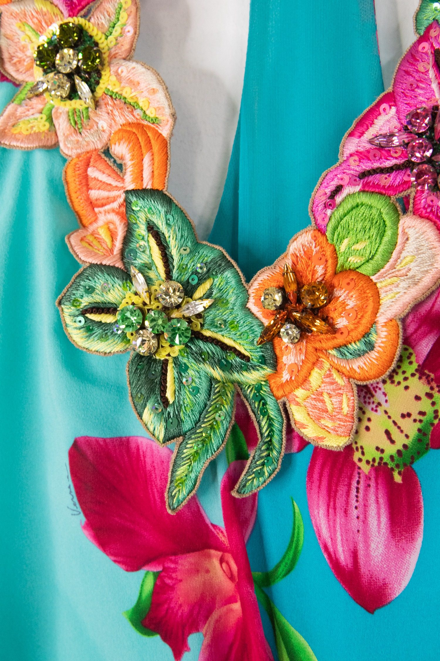 Thumbnail of http://Versace%20Kleid%20mit%20Blumen-Print%20in%20Türkis%20und%20Bunt