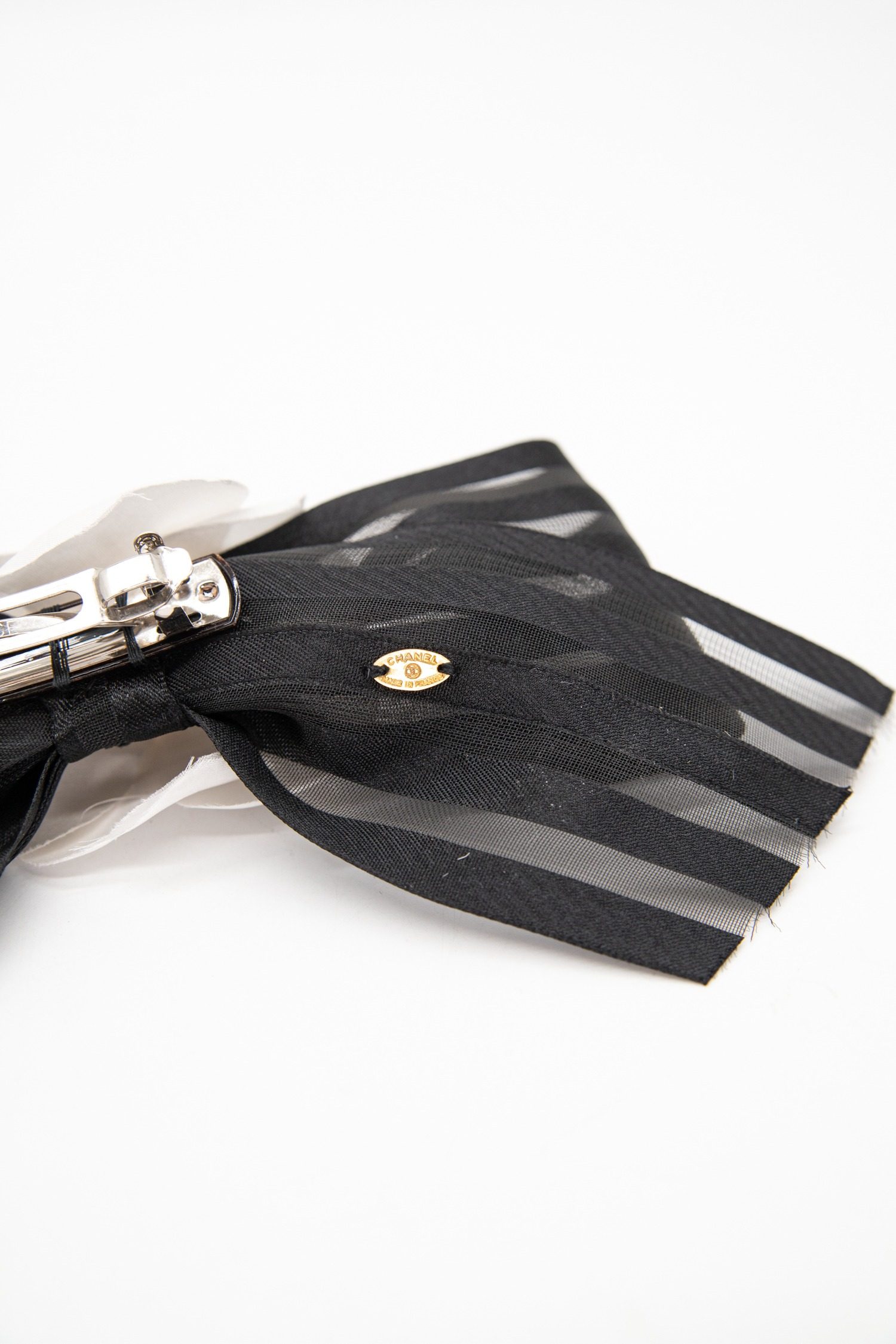 Thumbnail of http://Chanel%20Vintage%20Haarspange%20mit%20Blume%20in%20Schwarz%20und%20Weiß