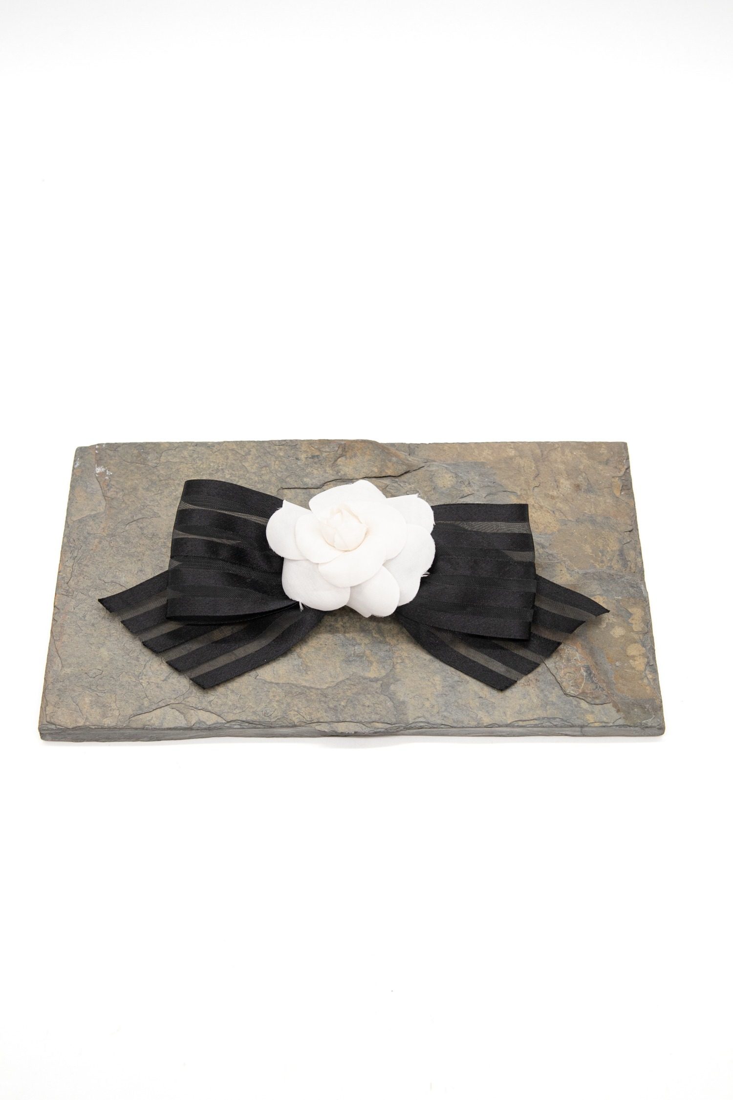 Thumbnail of http://Chanel%20Vintage%20Haarspange%20mit%20Blume%20in%20Schwarz%20und%20Weiß
