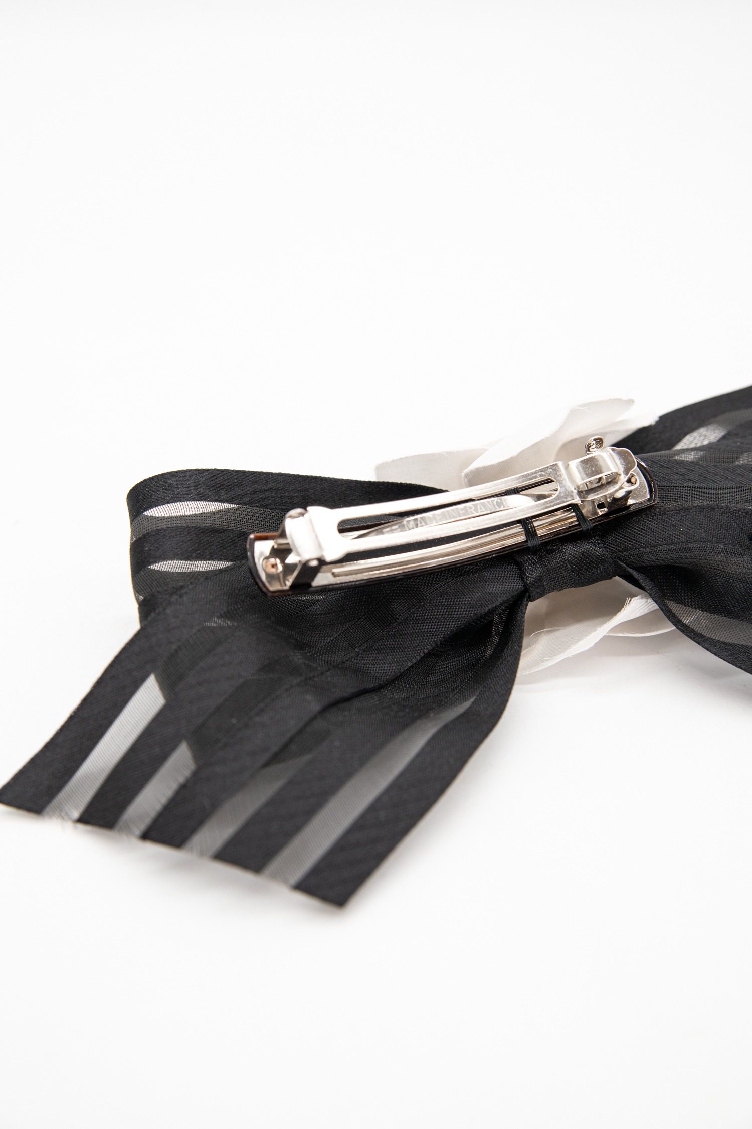 Thumbnail of http://Chanel%20Vintage%20Haarspange%20mit%20Blume%20in%20Schwarz%20und%20Weiß