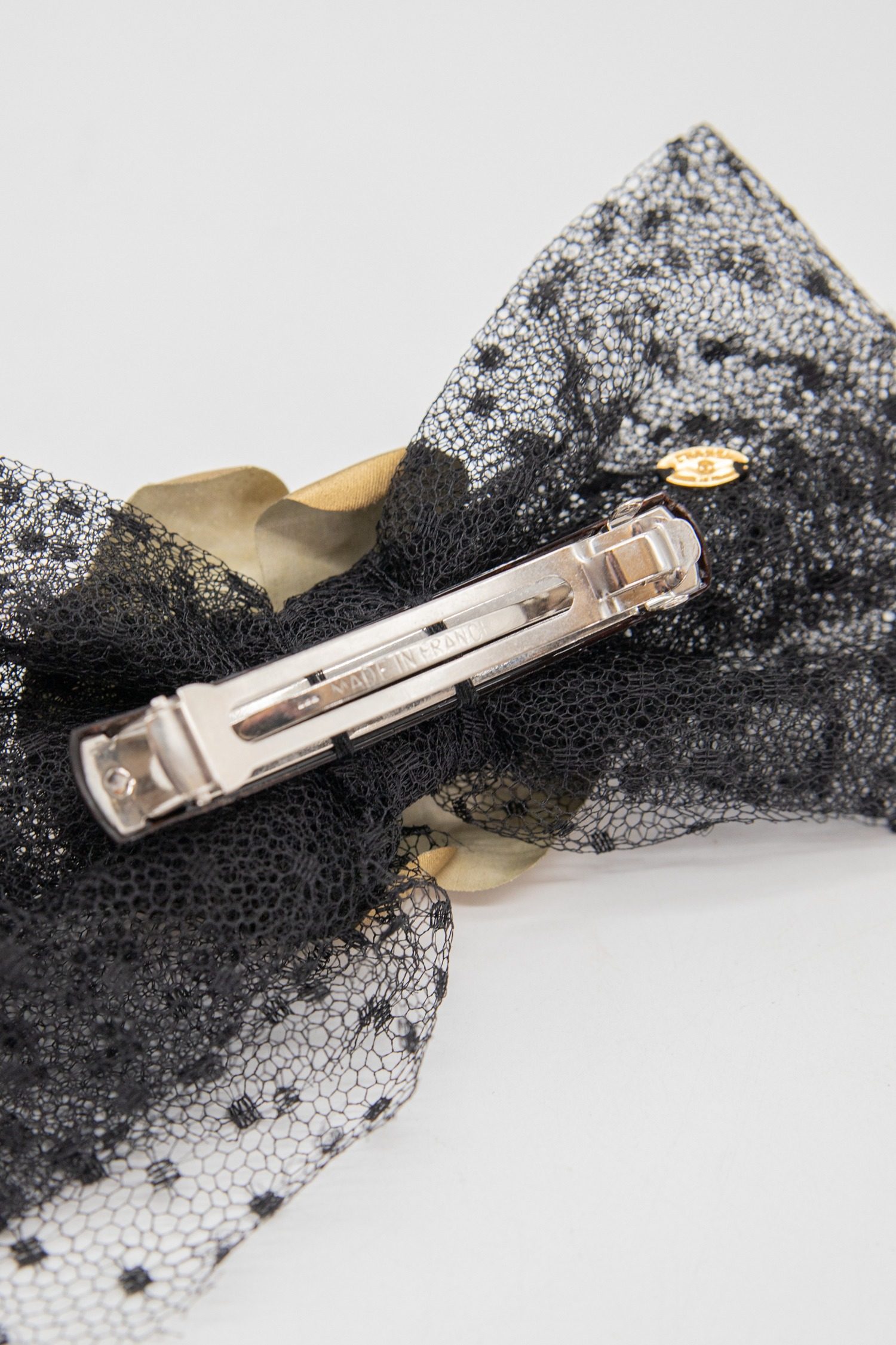 Thumbnail of http://Chanel%20Vintage%20Haarspange%20mit%20Blume%20in%20Schwarz%20und%20Gold