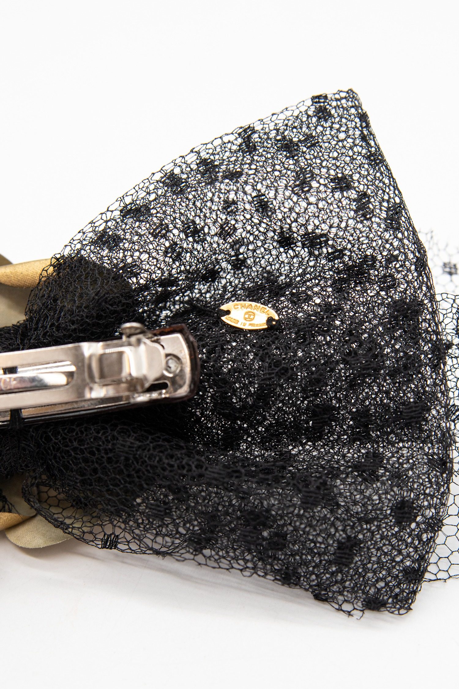 Thumbnail of http://Chanel%20Vintage%20Haarspange%20mit%20Blume%20in%20Schwarz%20und%20Gold