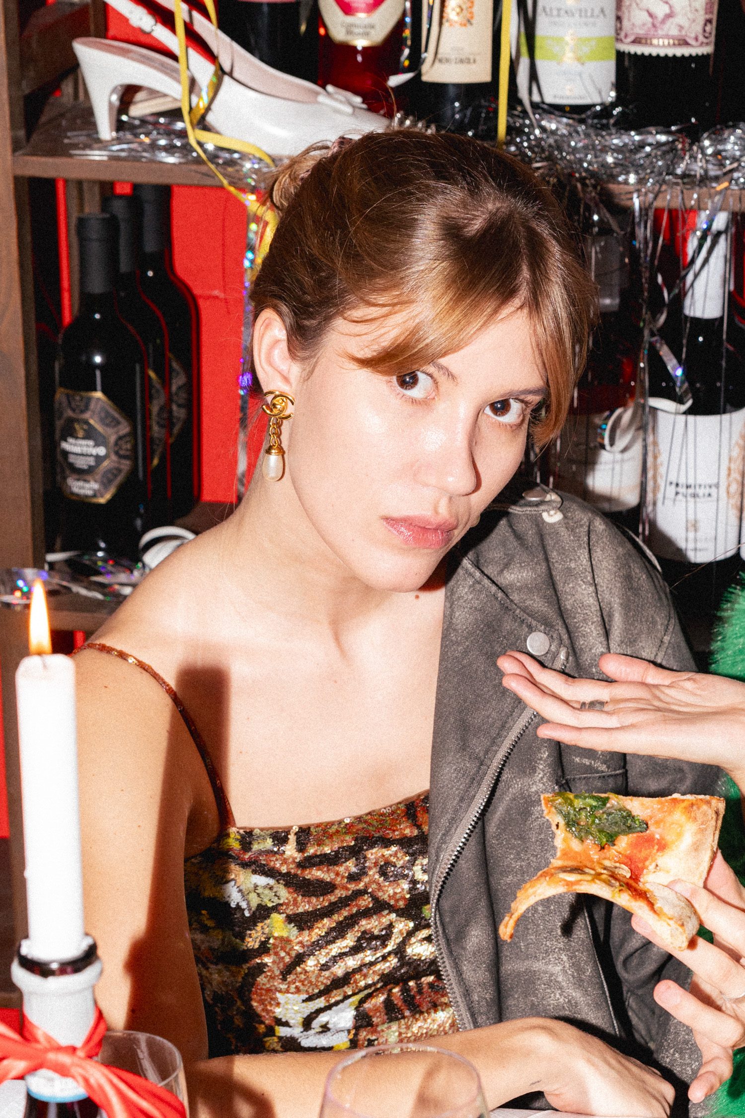 Vintage Chanel Ohrringe mit CC-Logo und Perlenanhänger in Gold