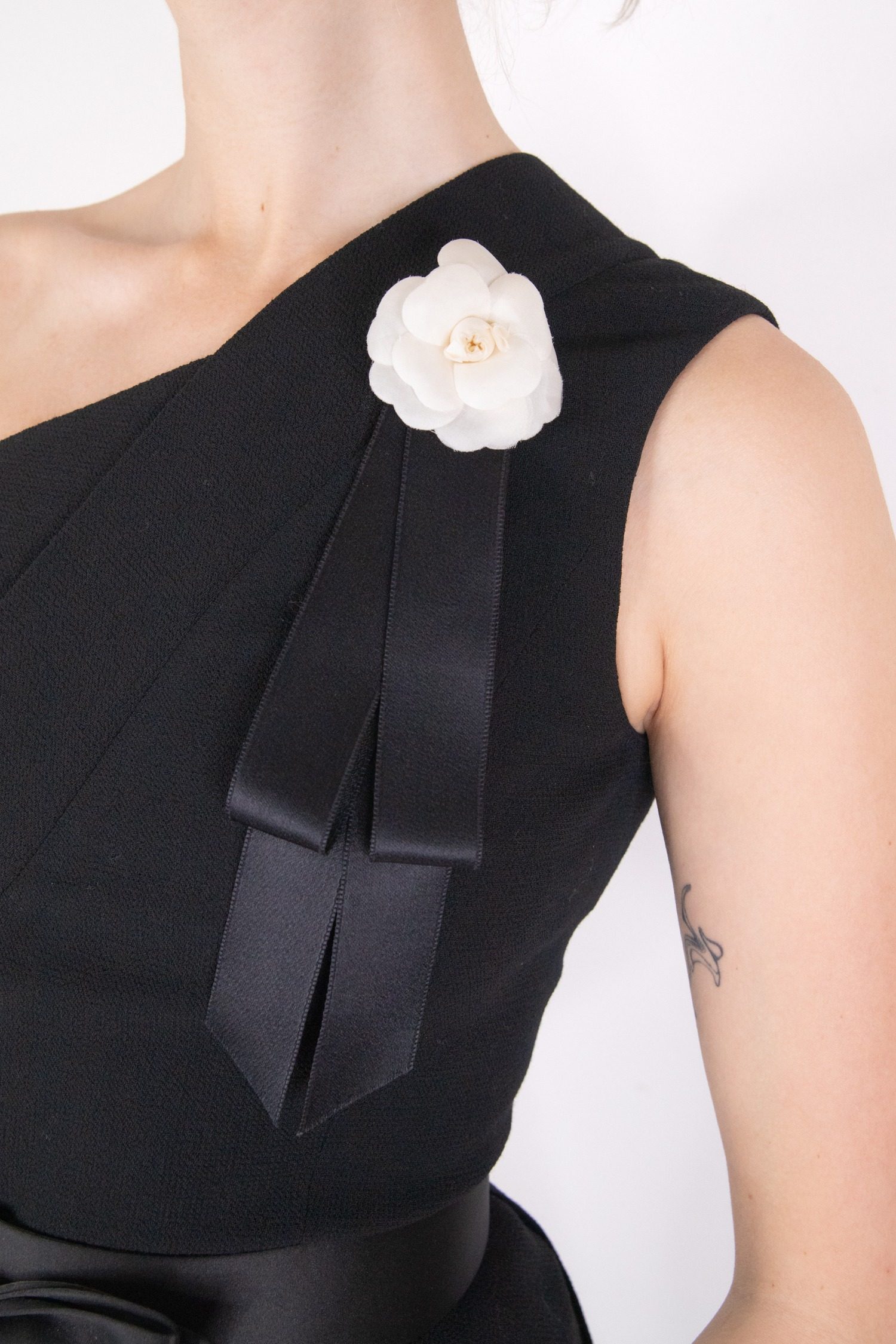 Thumbnail of http://Chanel%20Vintage%20One-Shoulder%20Kleid%20in%20Schwarz