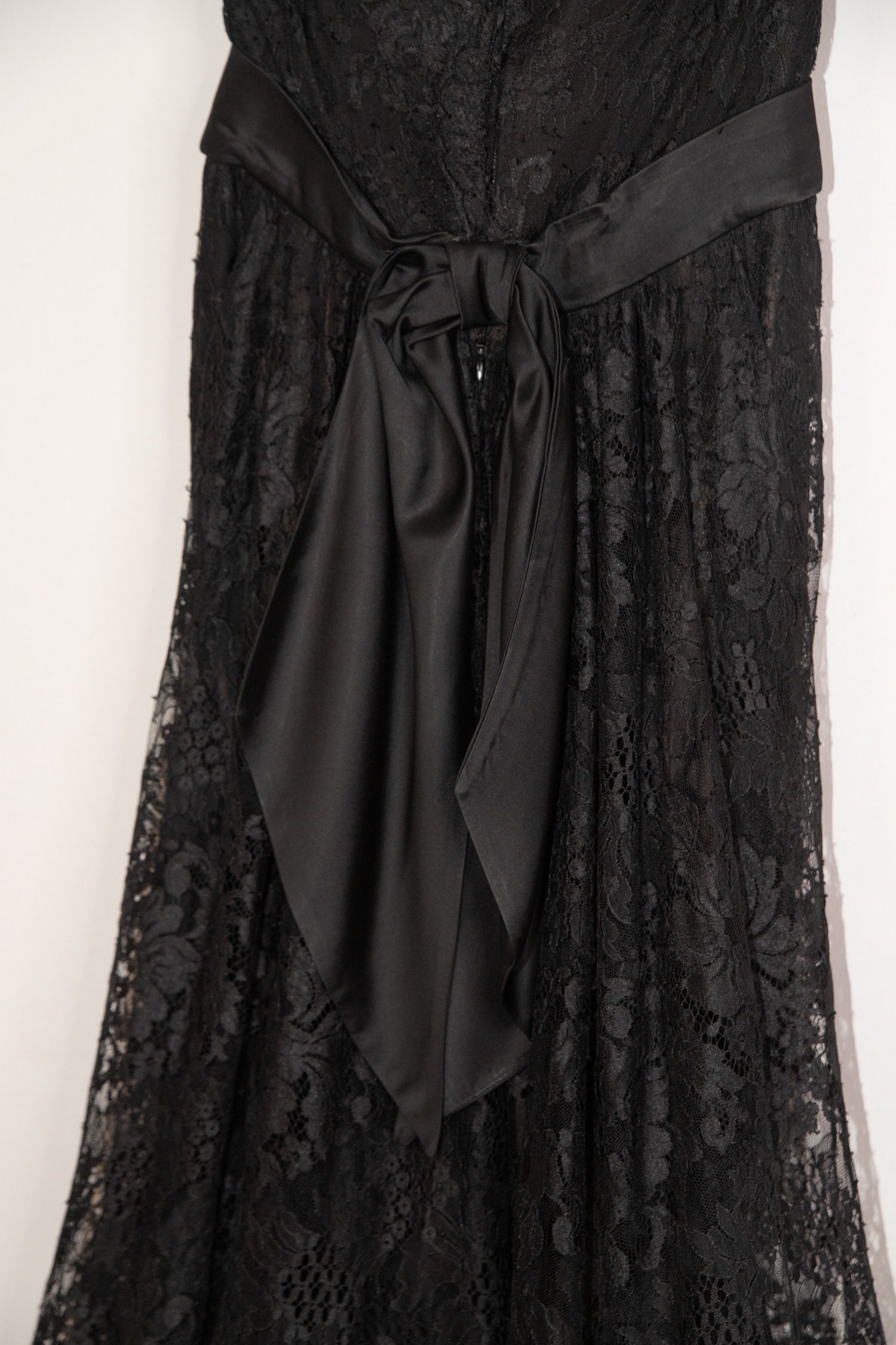 Thumbnail of http://Chanel%20Spitzenkleid%20mit%20Schleife%20in%20Schwarz