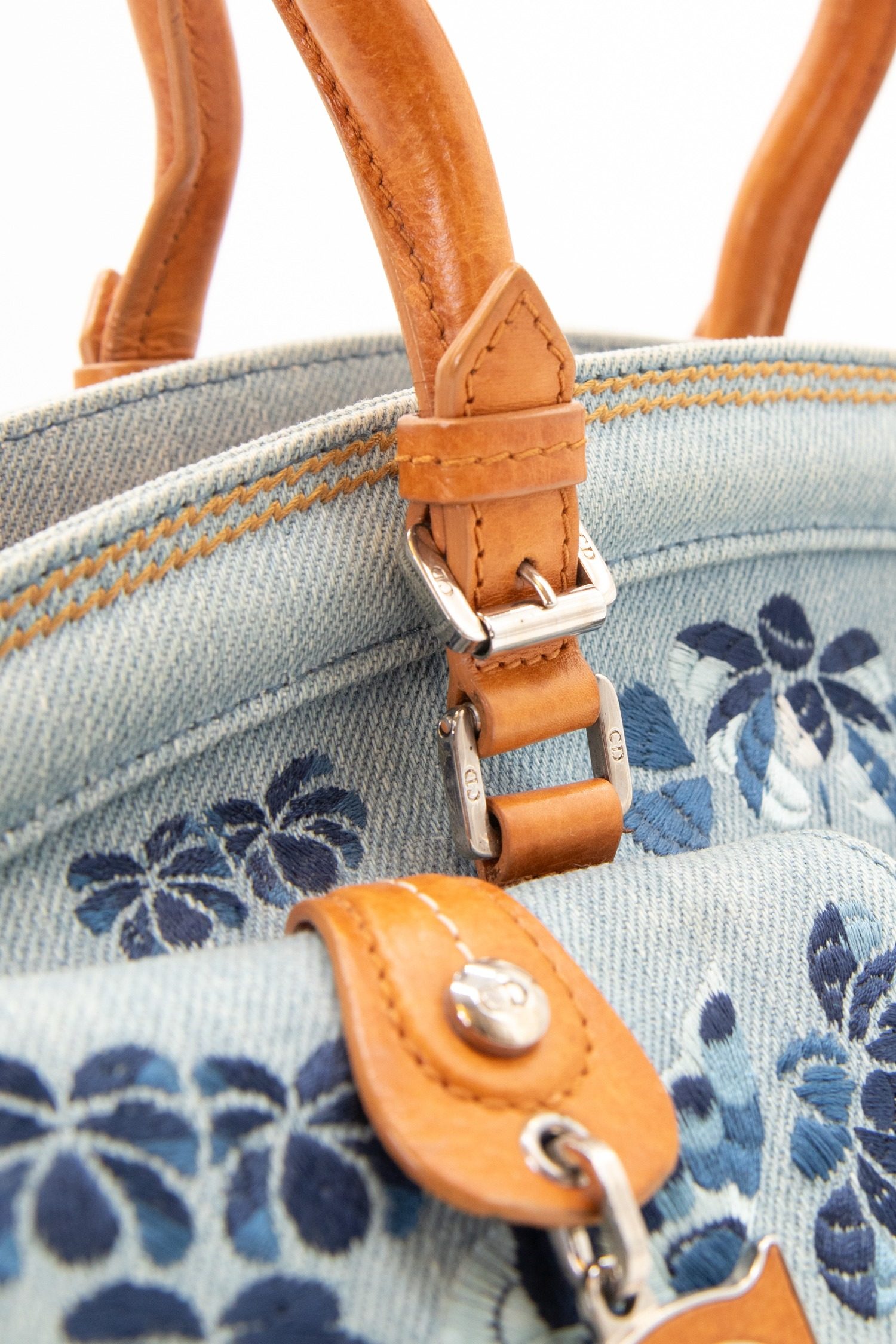 Thumbnail of http://Christian%20Dior%20Vintage%20„Denim%20Detective“%20Handtasche%20in%20Hellblau