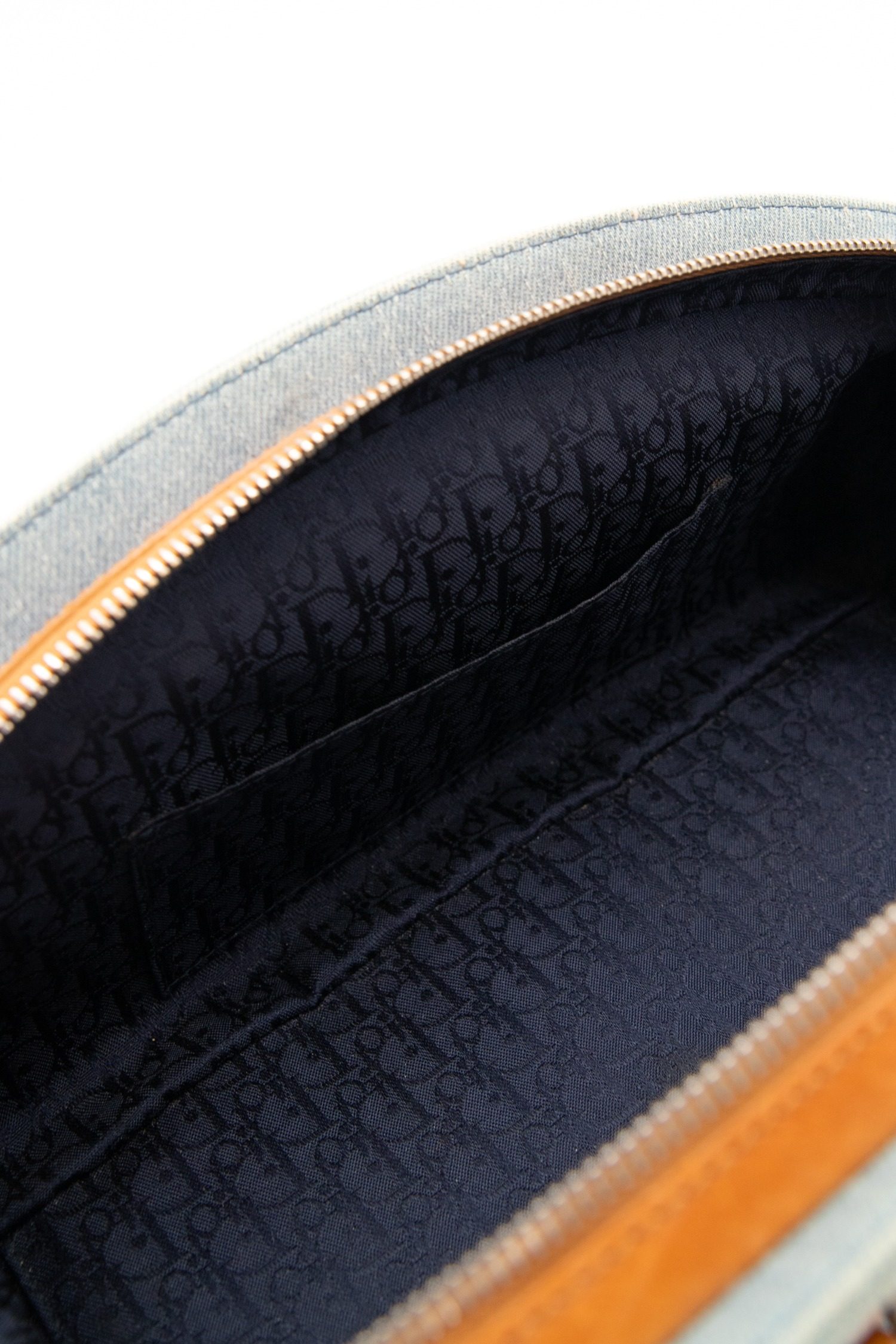 Thumbnail of http://Christian%20Dior%20Vintage%20„Denim%20Detective“%20Handtasche%20in%20Hellblau
