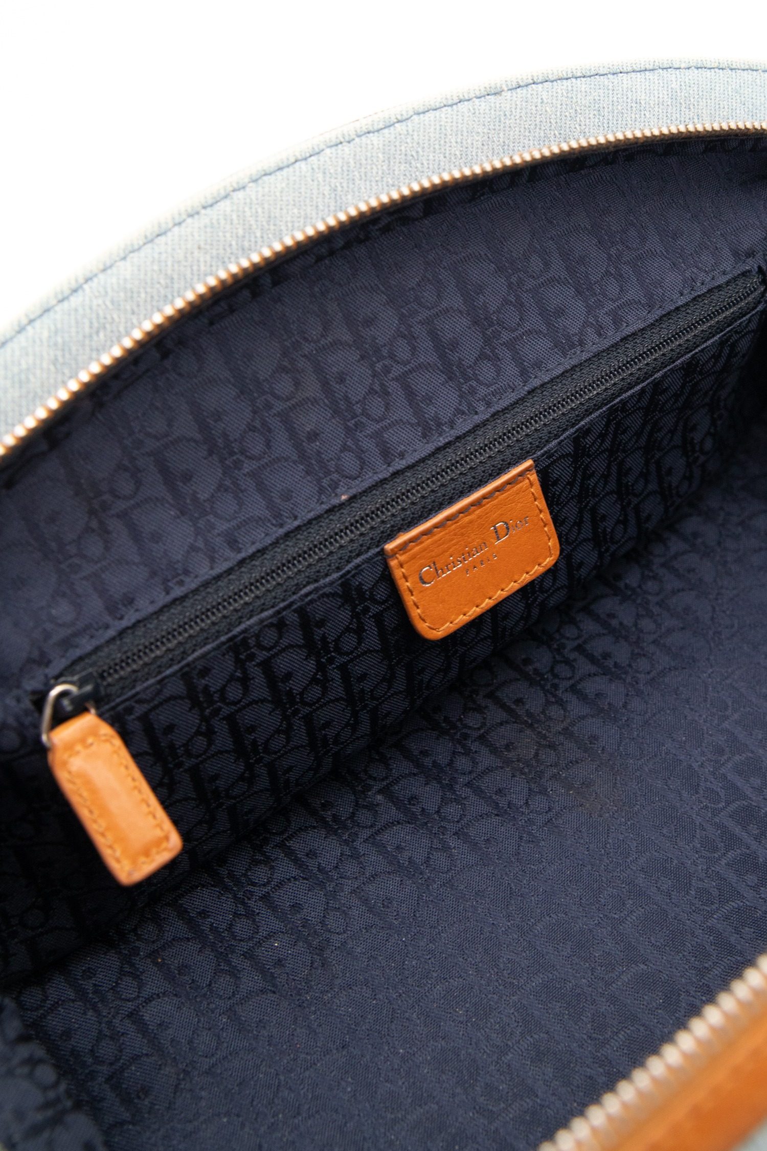 Thumbnail of http://Christian%20Dior%20Vintage%20„Denim%20Detective“%20Handtasche%20in%20Hellblau