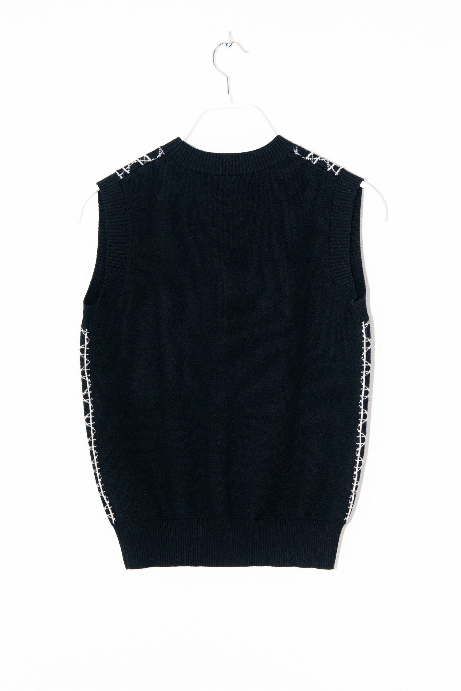 Thumbnail of http://Vintage%20Dior%20Pullunder%20mit%20grafischem%20Muster%20in%20Schwarz%20und%20Weiß