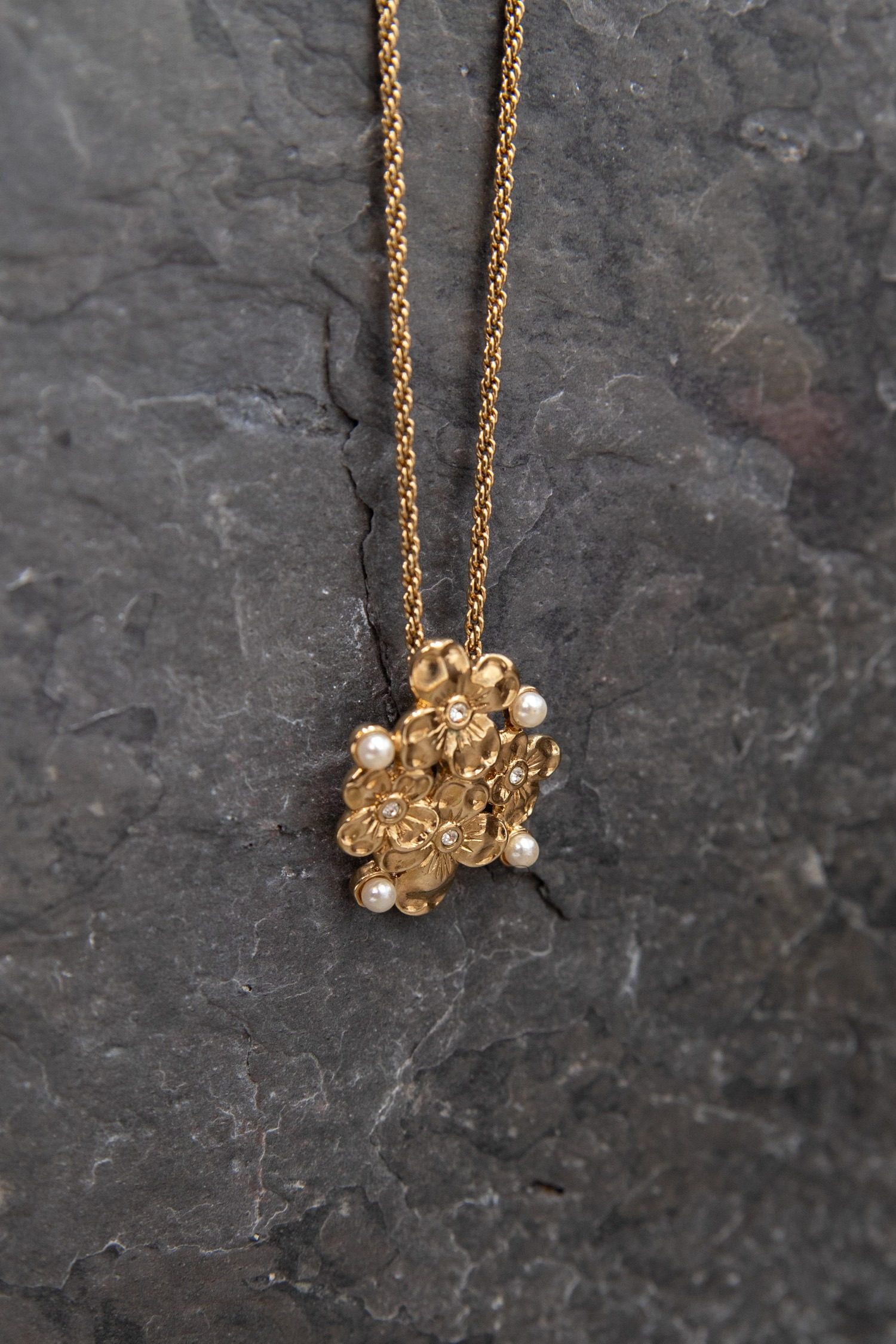 Thumbnail of http://Vintage%20Dior%20Halskette%20mit%20floralem%20Anhänger%20in%20Gold