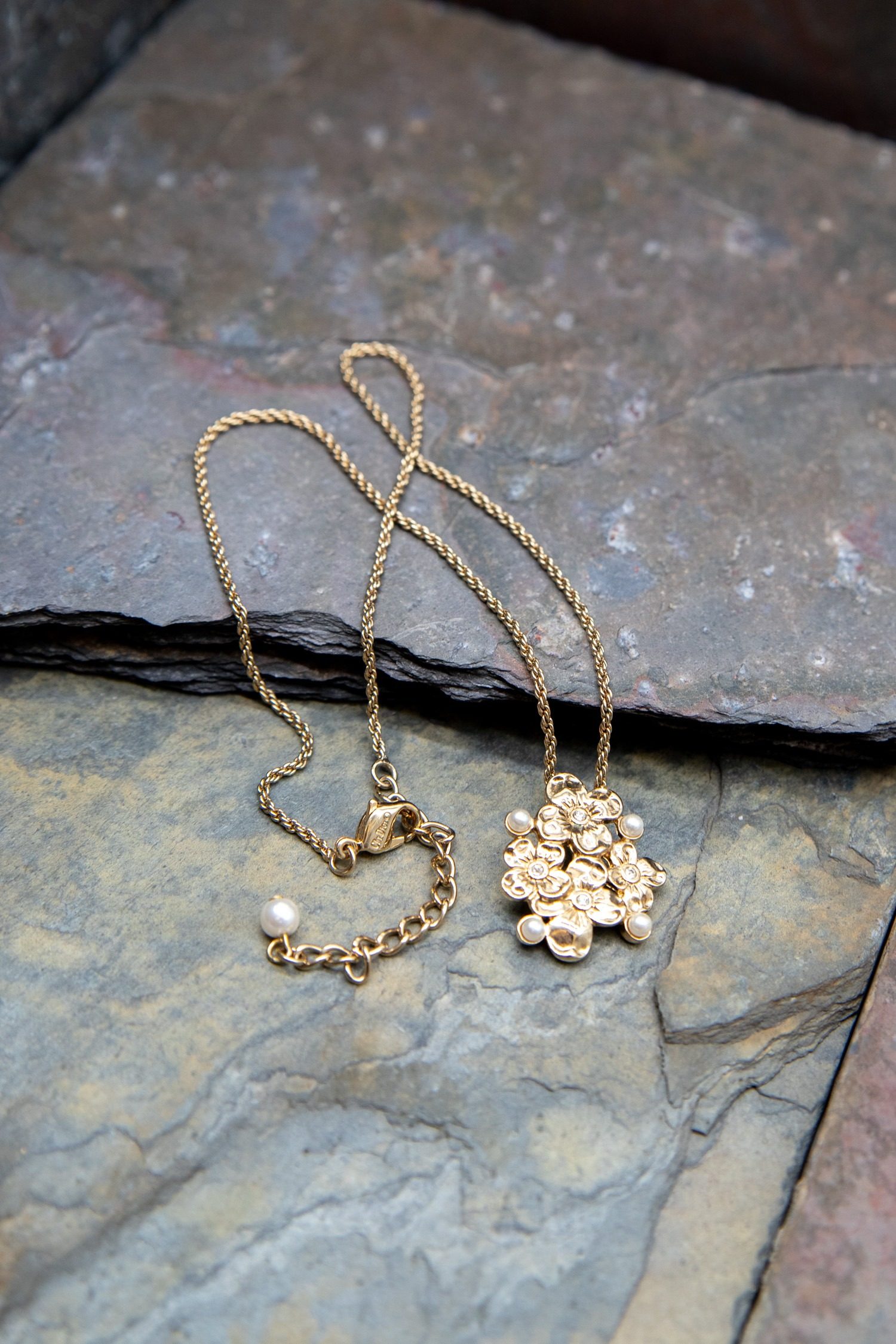 Thumbnail of http://Vintage%20Dior%20Halskette%20mit%20floralem%20Anhänger%20in%20Gold