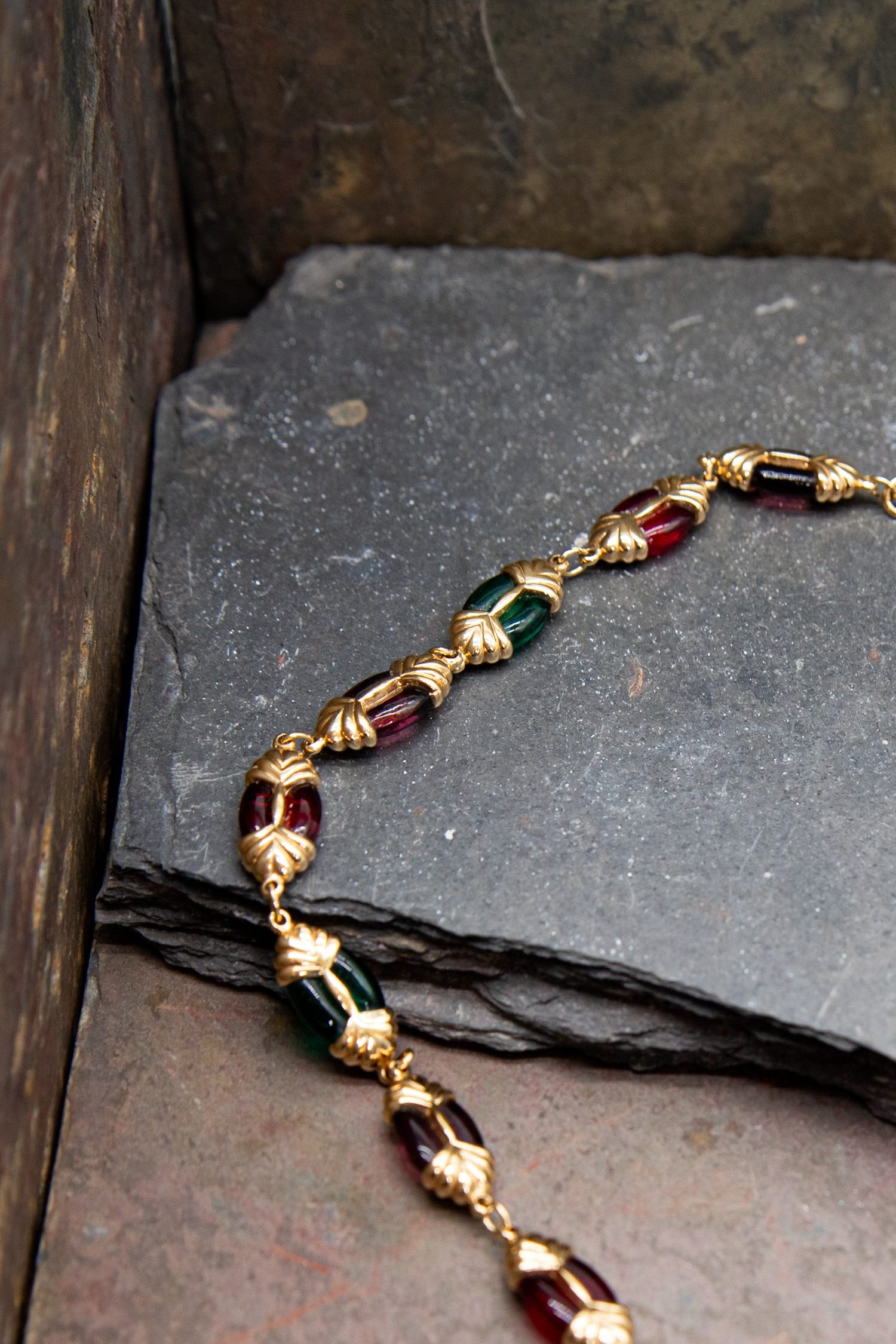 Thumbnail of http://Dior%20Vintage%20Halskette%20in%20Gold,%20Grün%20und%20Lila