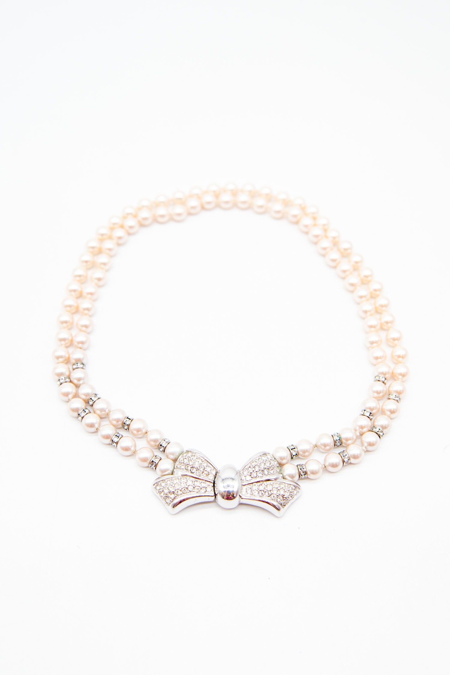 Thumbnail of http://Vintage%20Dior%20Halskette%20mit%20Schleife%20in%20Weiß%20und%20Silber