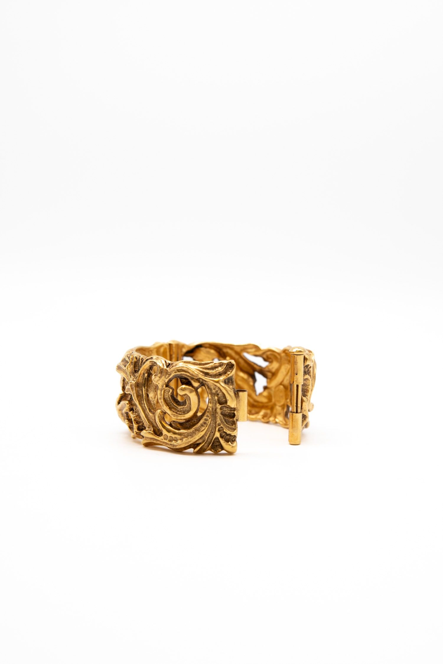 Thumbnail of http://Vintage%20Dior%20Armreif%20mit%20Ornamenten%20in%20Gold