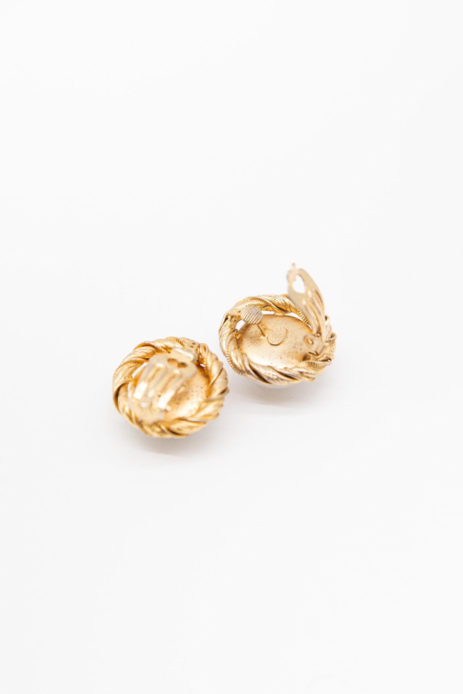 Thumbnail of http://Vintage%20Dior%20Ohrclips%20in%20Weiß%20und%20Gold