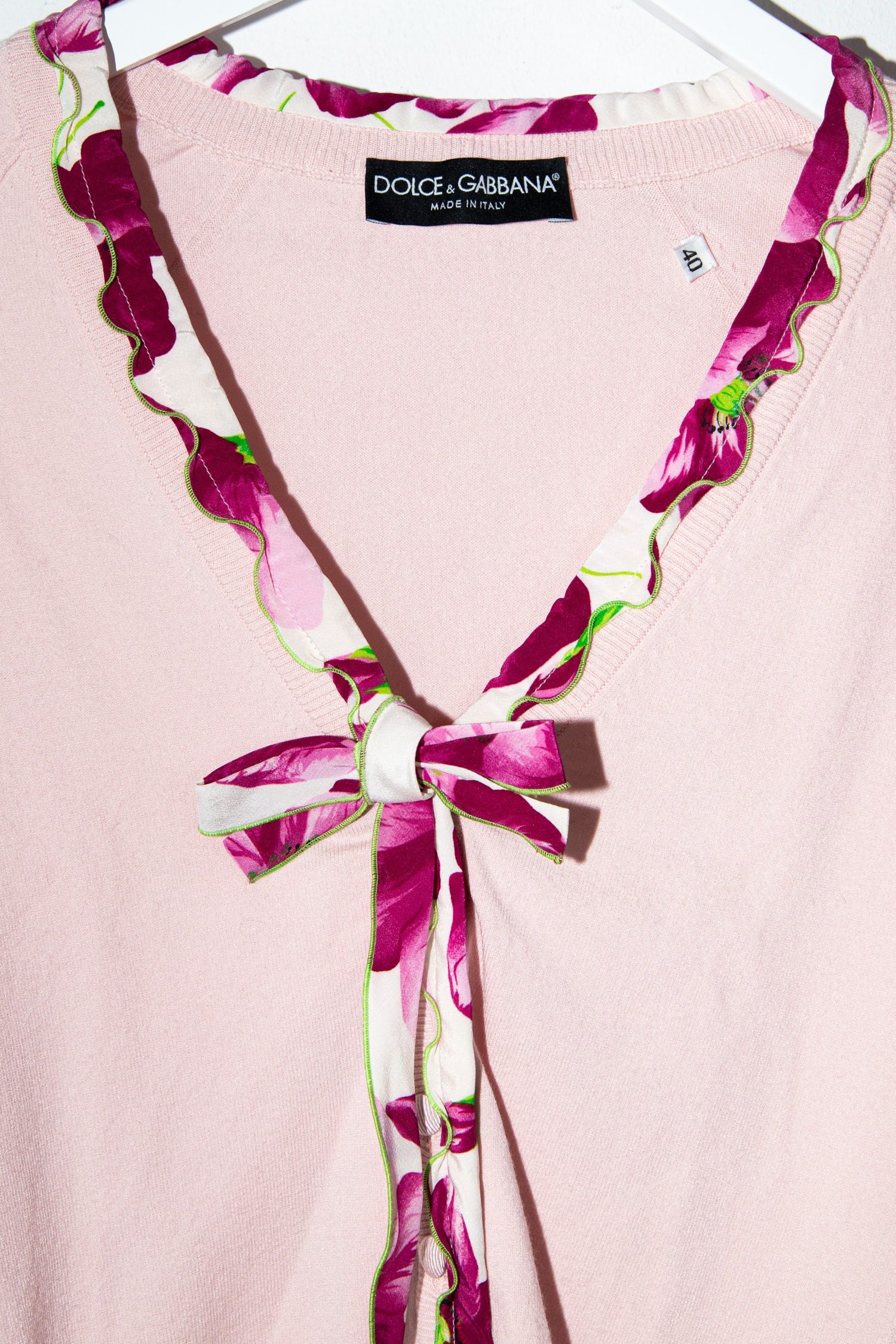 Thumbnail of http://Vintage%20Dolce%20&%20Gabbana%20Strickjacke%20mit%20Schleife%20in%20Rosa