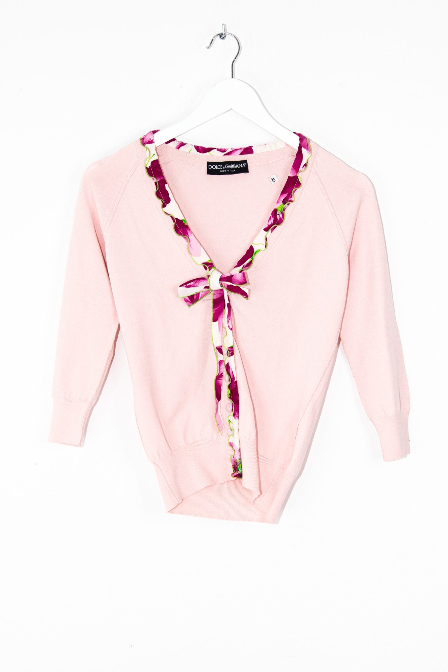 Thumbnail of http://Vintage%20Dolce%20&%20Gabbana%20Strickjacke%20mit%20Schleife%20in%20Rosa