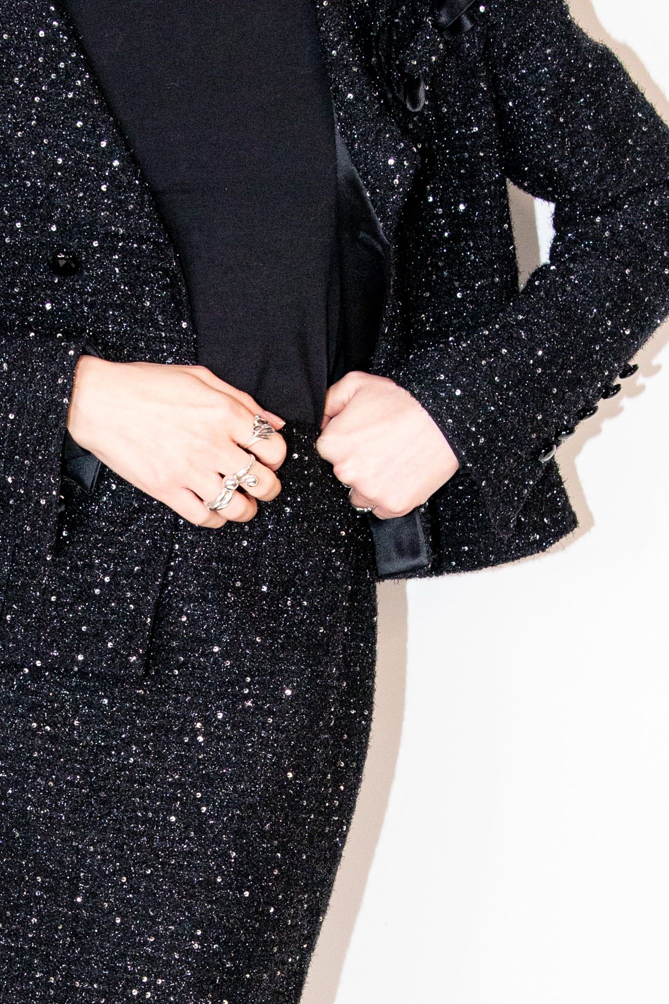 Thumbnail of http://Vintage%20Escada%20Kostüm%20mit%20Pailletten%20in%20Schwarz%20und%20Silber