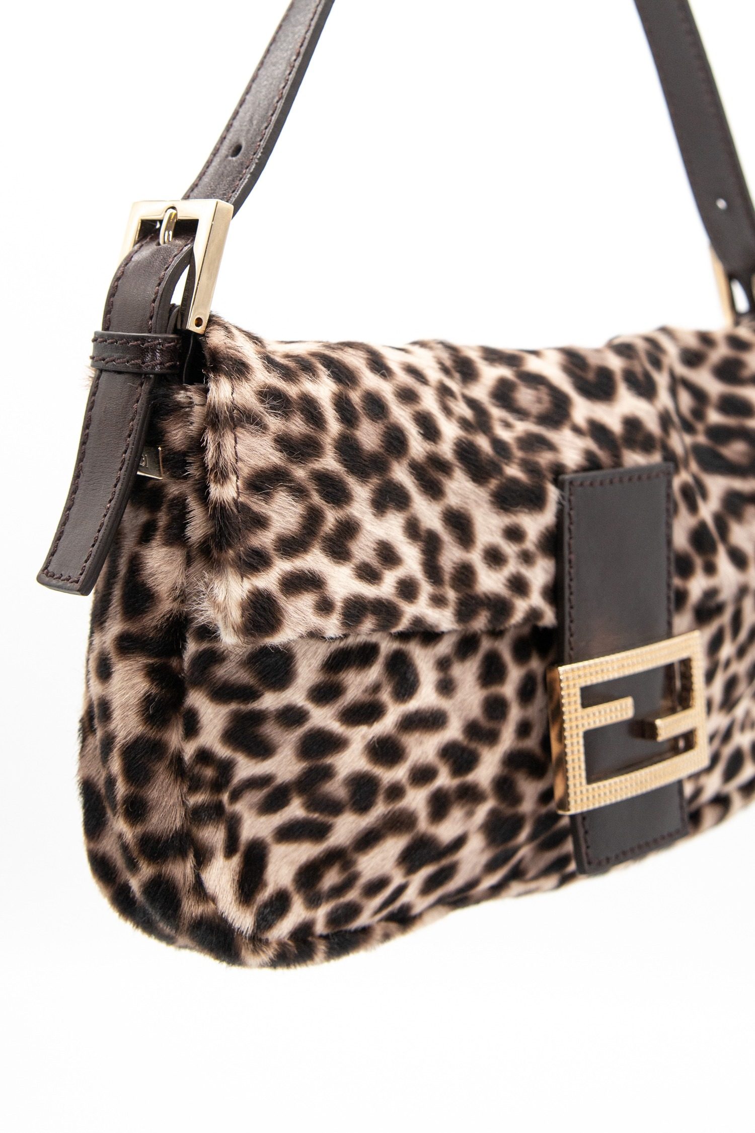Thumbnail of http://Fendi%20Baguette%20Vintage%20Handtasche%20mit%20Leomuster%20in%20Braun%20und%20Gold