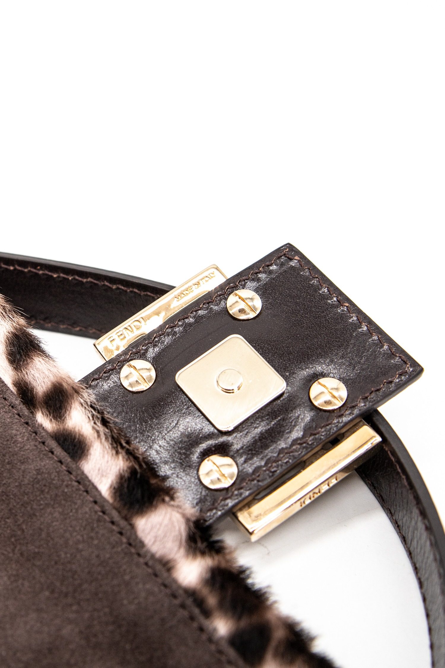 Thumbnail of http://Fendi%20Baguette%20Vintage%20Handtasche%20mit%20Leomuster%20in%20Braun%20und%20Gold