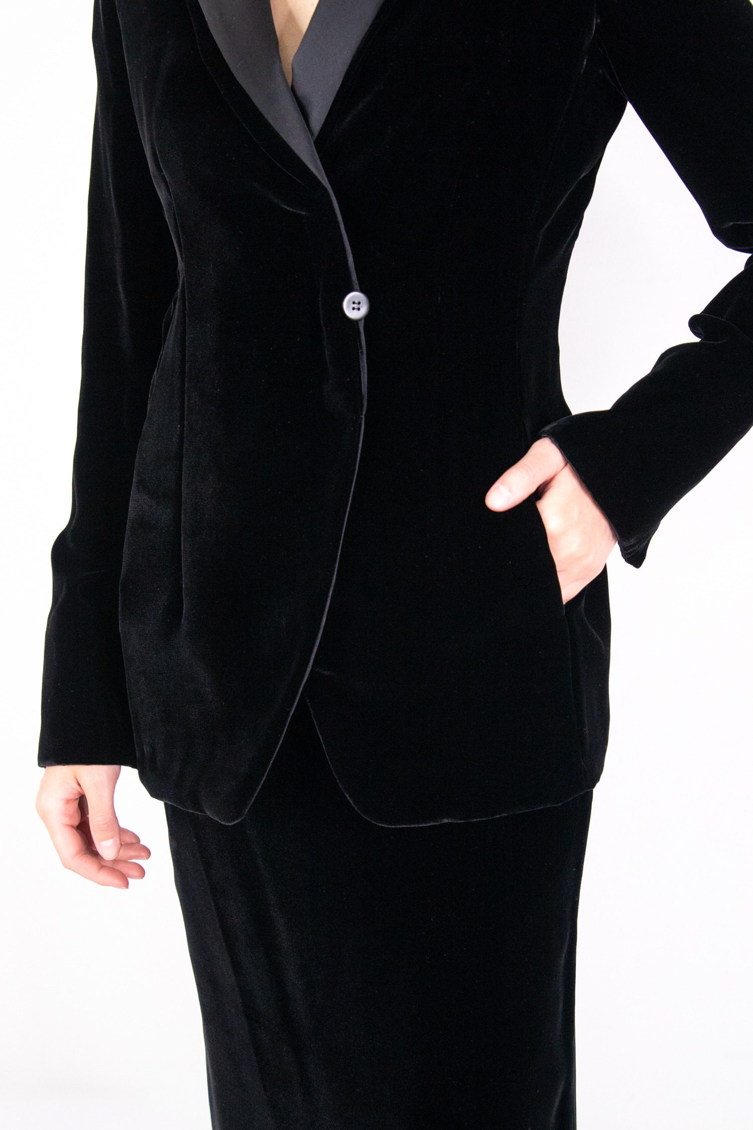Thumbnail of http://Giorgio%20Armani%20Vintage%20Samt%20Kostüm